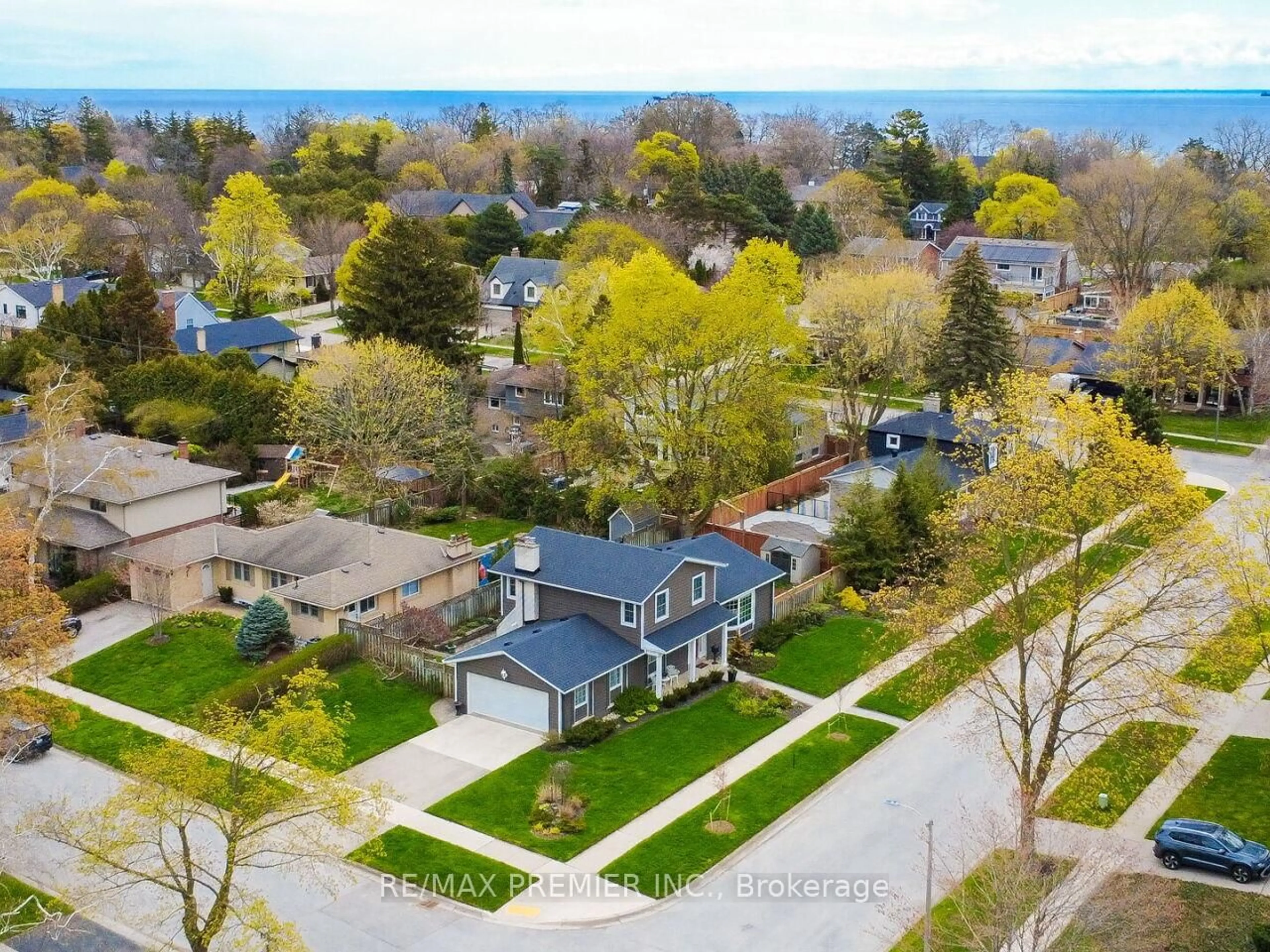 A pic from outside/outdoor area/front of a property/back of a property/a pic from drone, street for 225 Juniper Ave, Burlington Ontario L7L 2T2