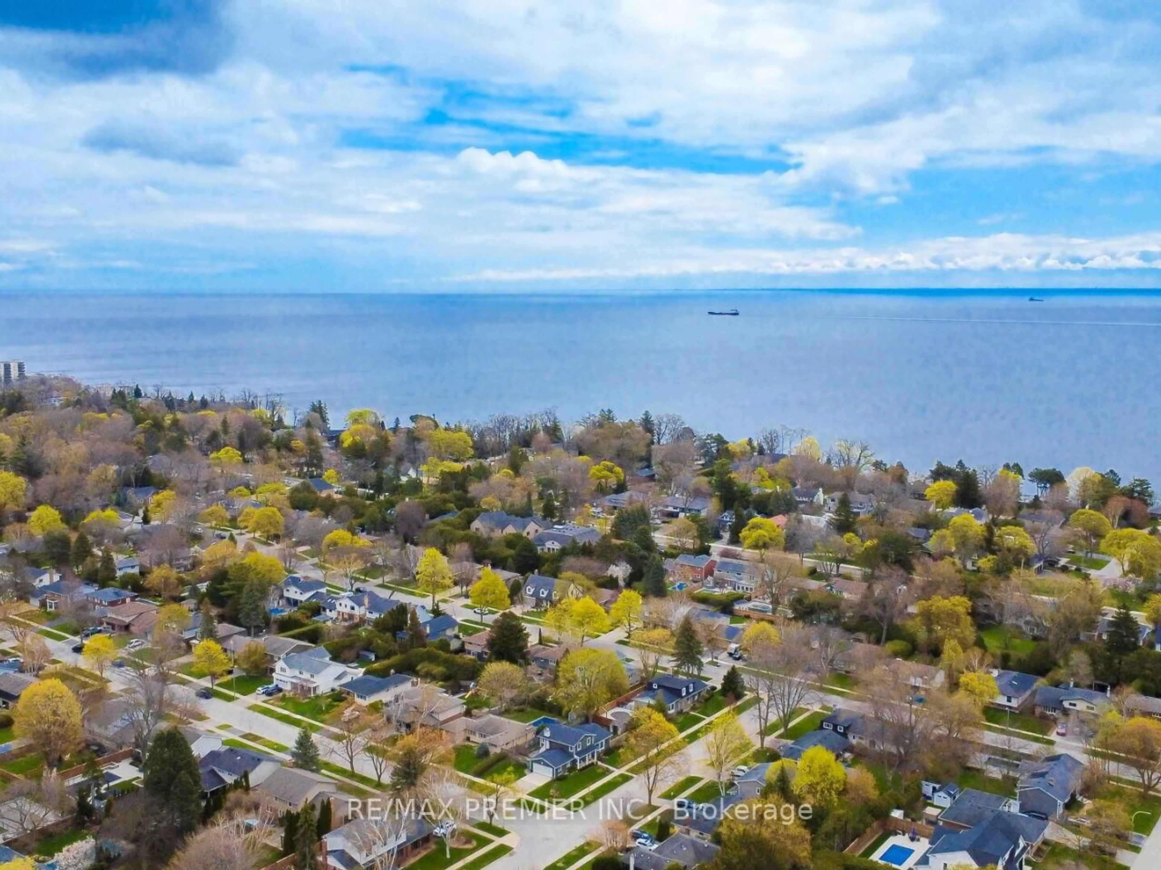 A pic from outside/outdoor area/front of a property/back of a property/a pic from drone, water/lake/river/ocean view for 225 Juniper Ave, Burlington Ontario L7L 2T2
