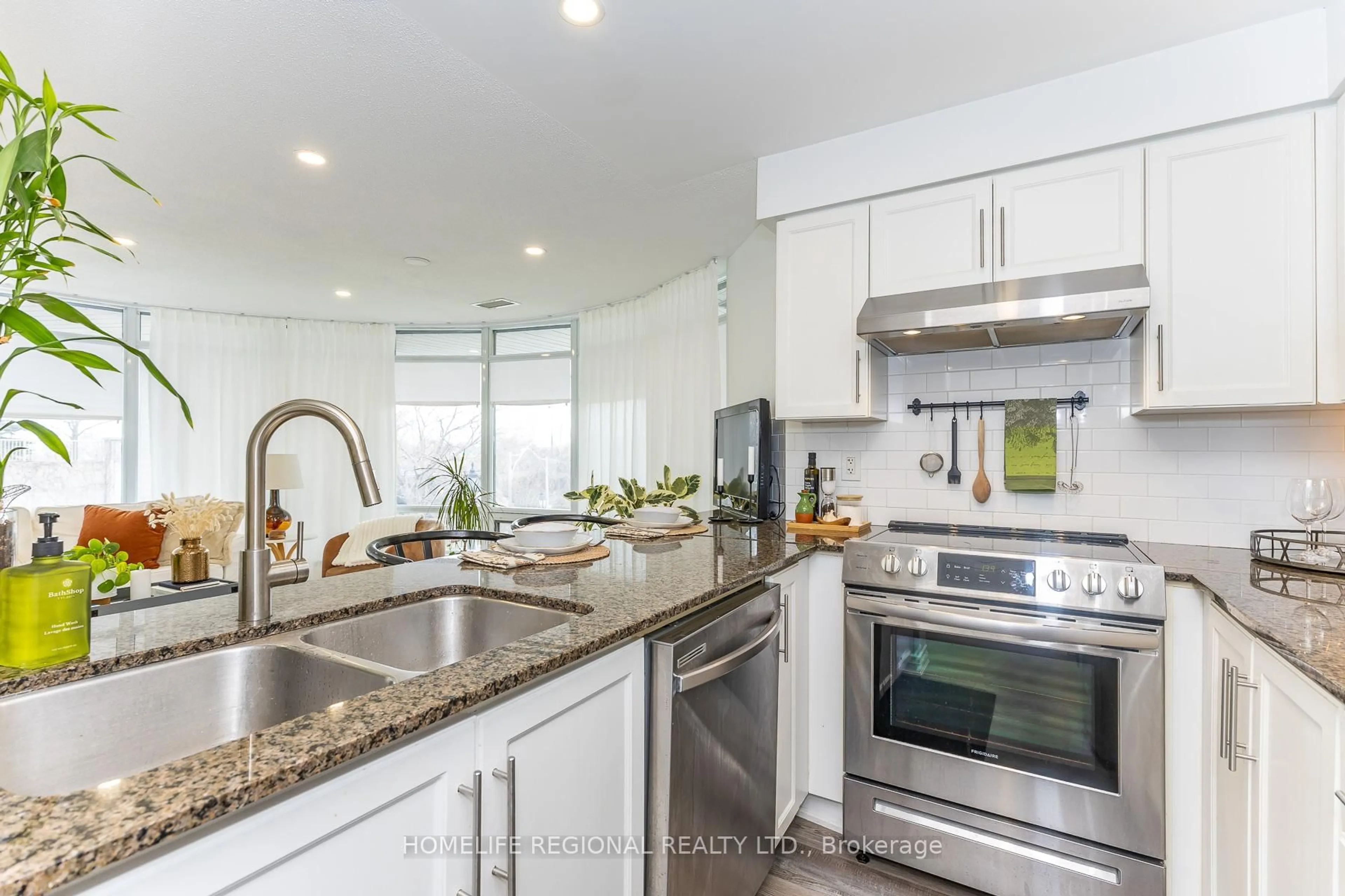 Open concept kitchen, ceramic/tile floor for 15 Windermere Ave #204, Toronto Ontario M6S 5A2