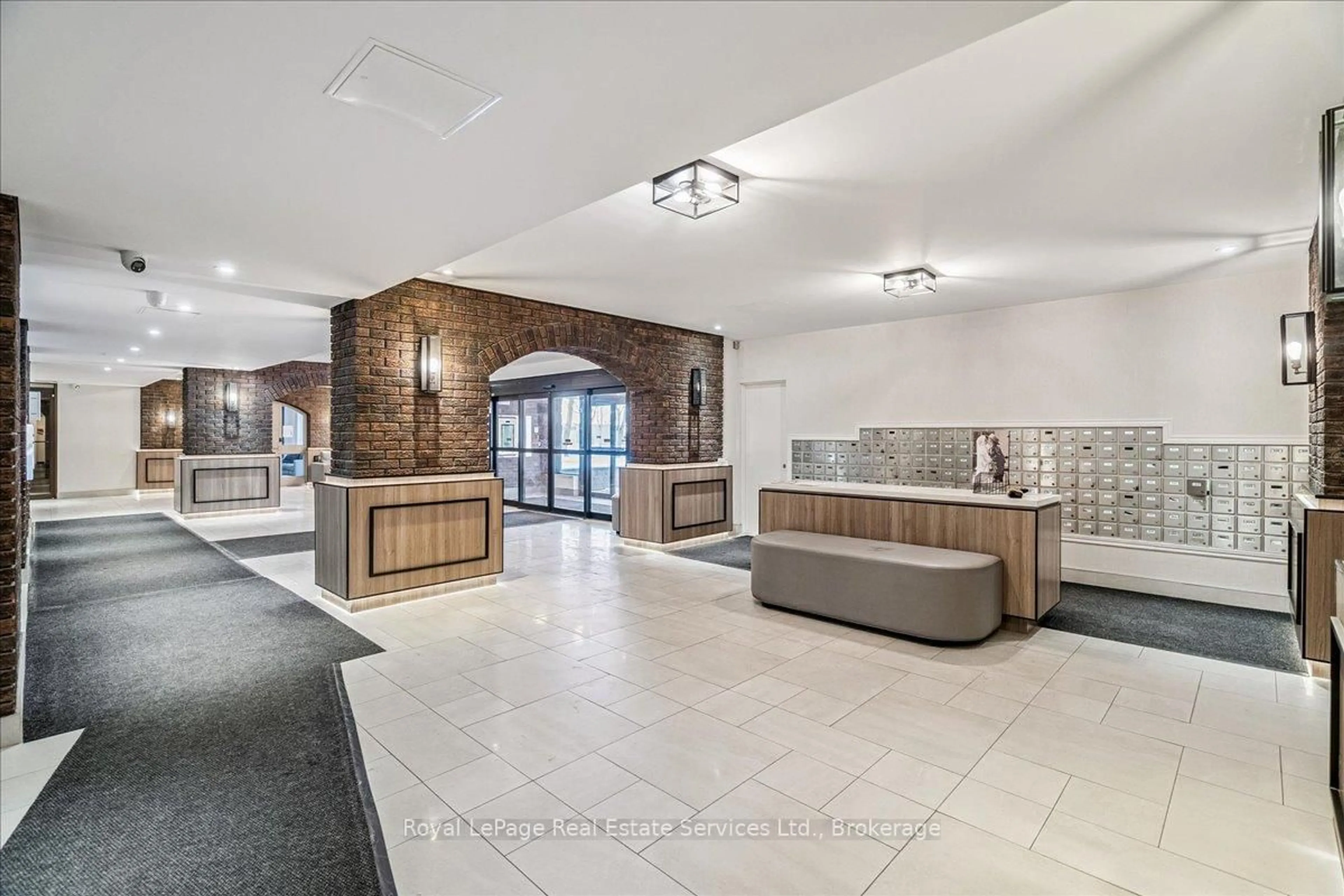 Lobby for 966 Inverhouse Dr #812, Mississauga Ontario L5J 4B6