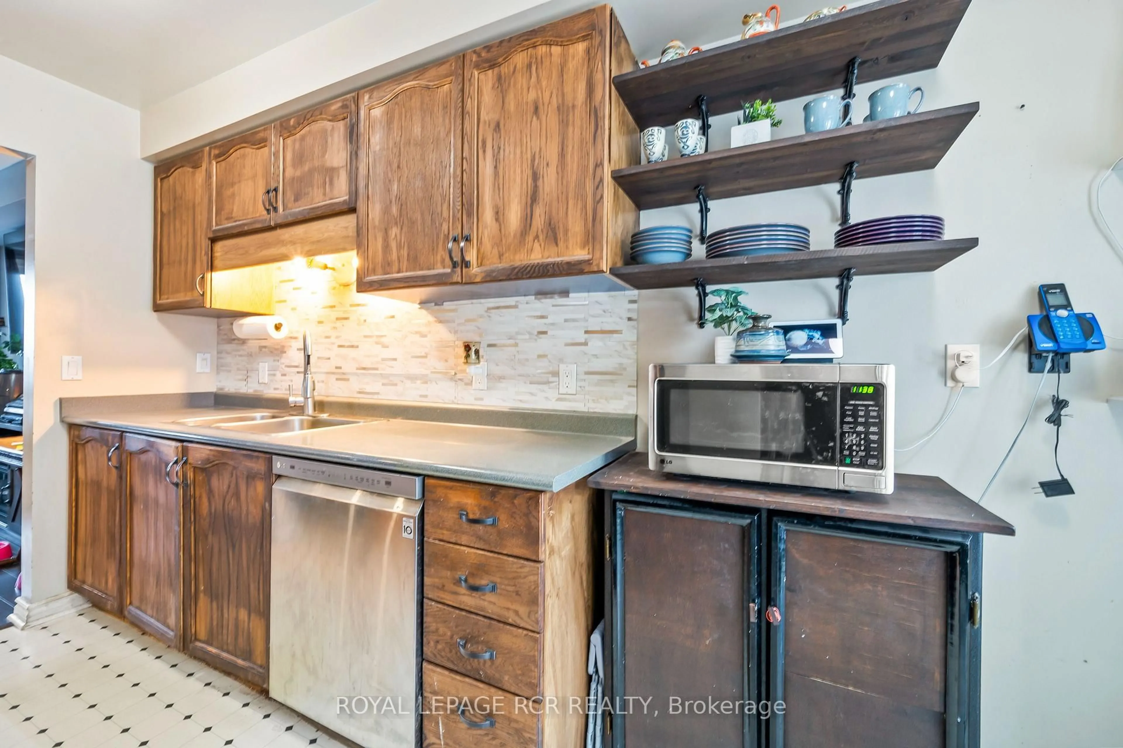 Standard kitchen, unknown for 310 Balsam St, Orangeville Ontario L9W 4X6