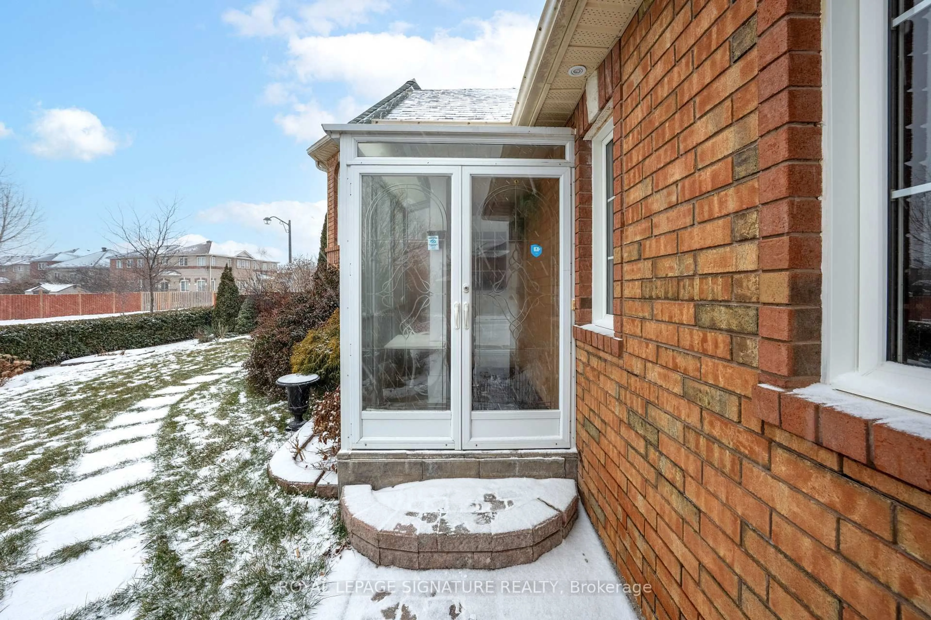 Unknown for 687 Twain Ave, Mississauga Ontario L5W 1K7
