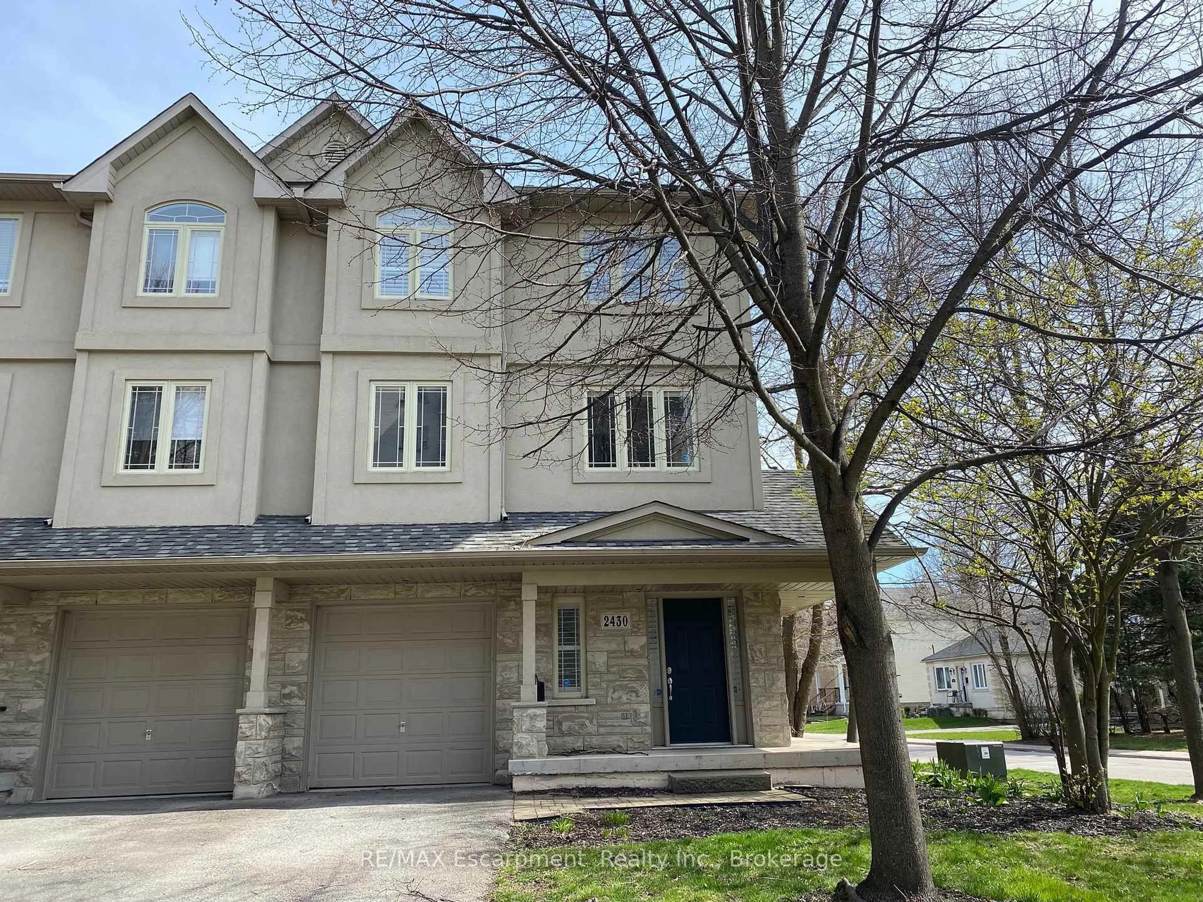 Home with vinyl exterior material, street for 2430 Second St, Burlington Ontario L7R 3K1