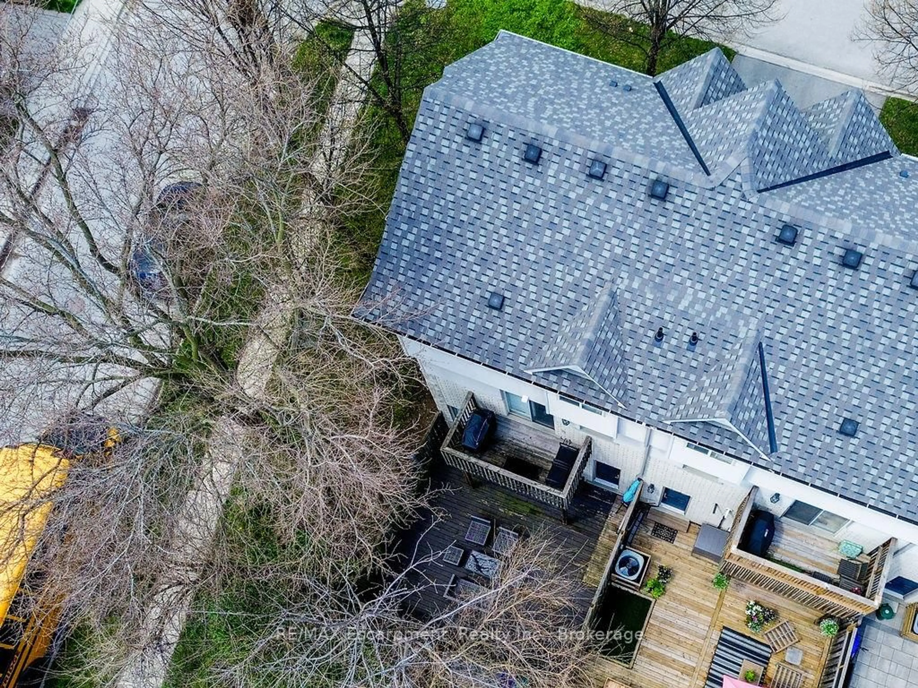 A pic from outside/outdoor area/front of a property/back of a property/a pic from drone, unknown for 2430 Second St, Burlington Ontario L7R 3K1
