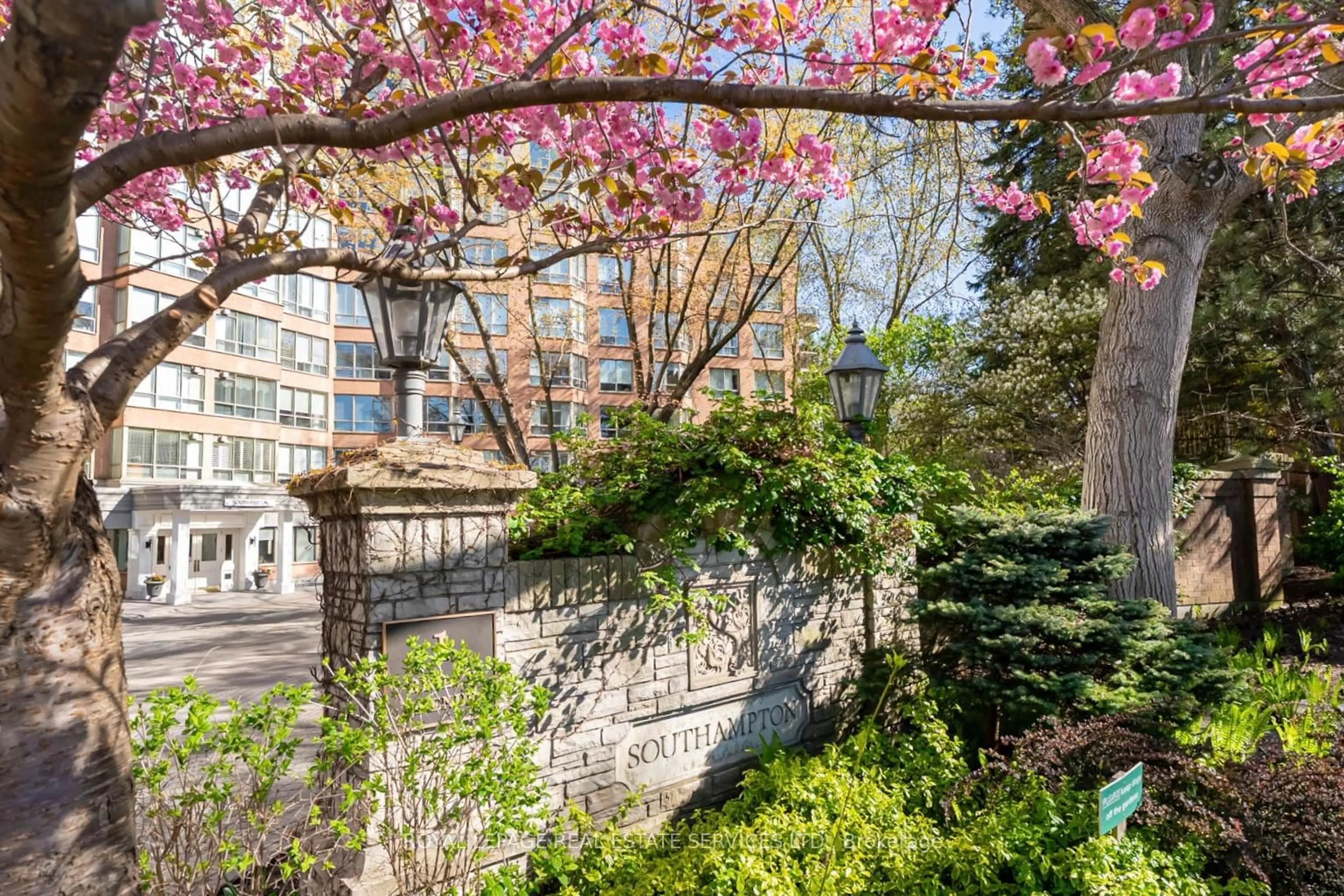 Patio, street for 1 Ripley Ave #403, Toronto Ontario M6S 4Z6