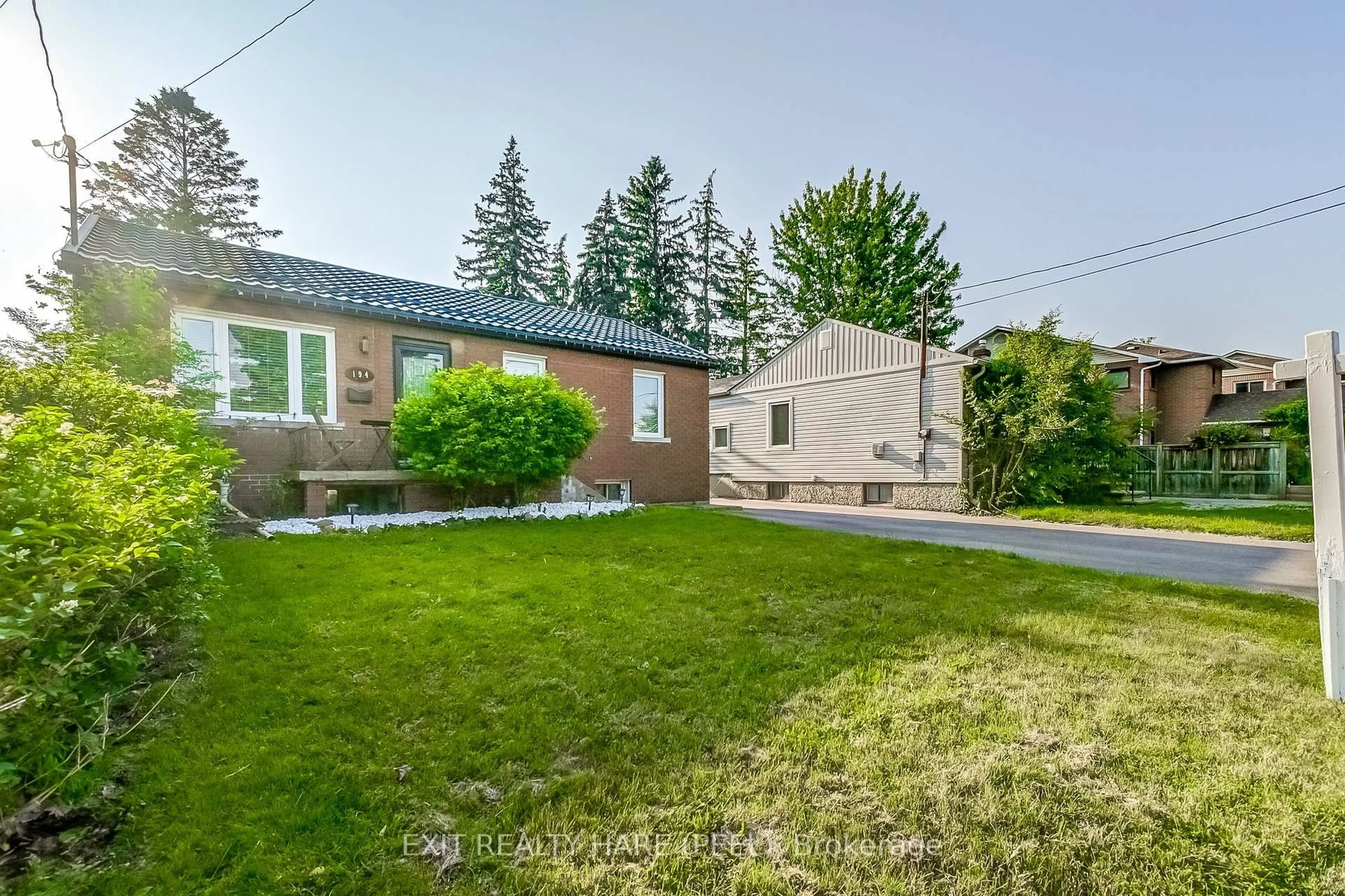 A pic from outside/outdoor area/front of a property/back of a property/a pic from drone, street for 194 Queen St, Mississauga Ontario L5H 1L6