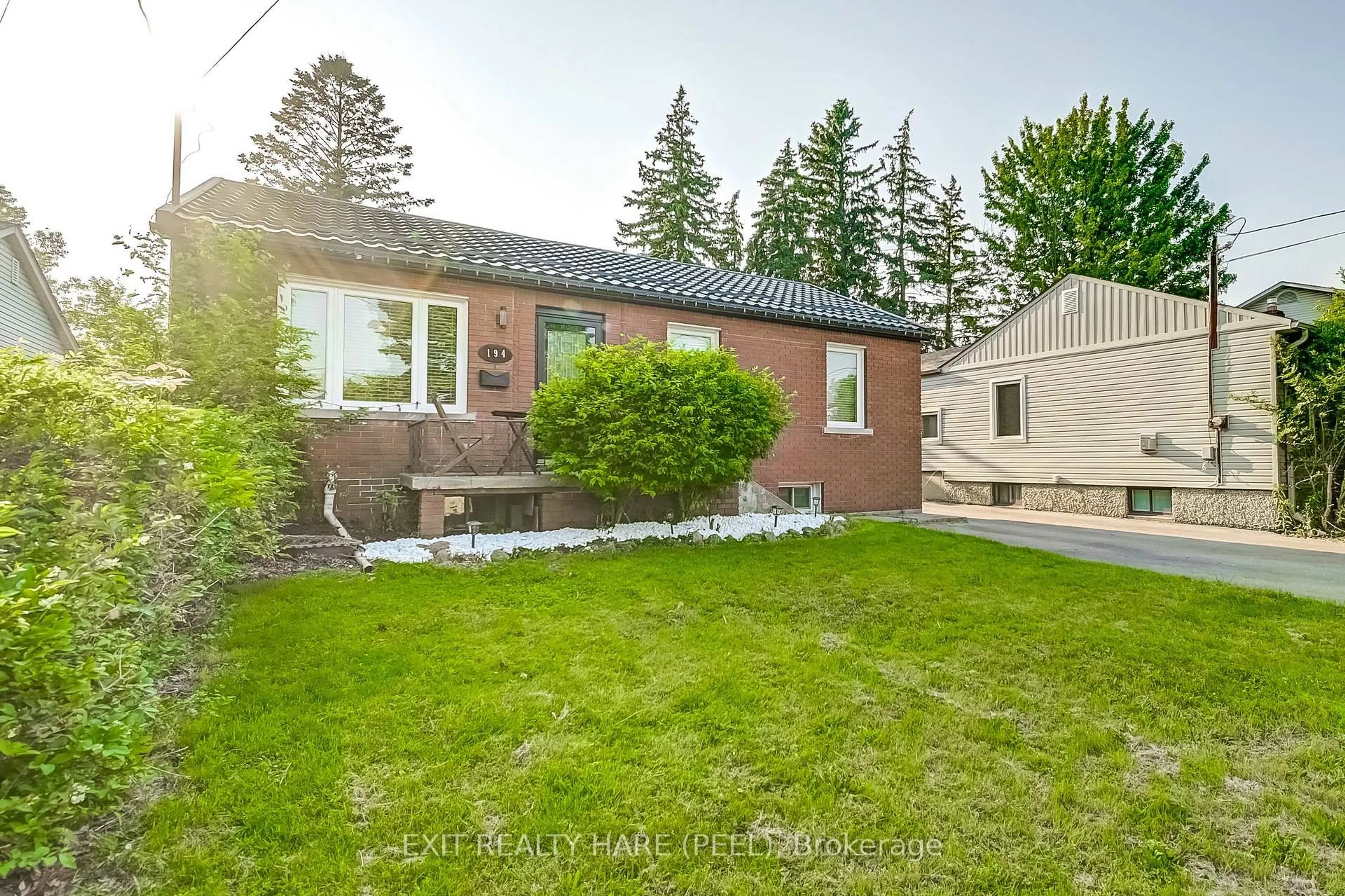 Home with brick exterior material, street for 194 Queen St, Mississauga Ontario L5H 1L6