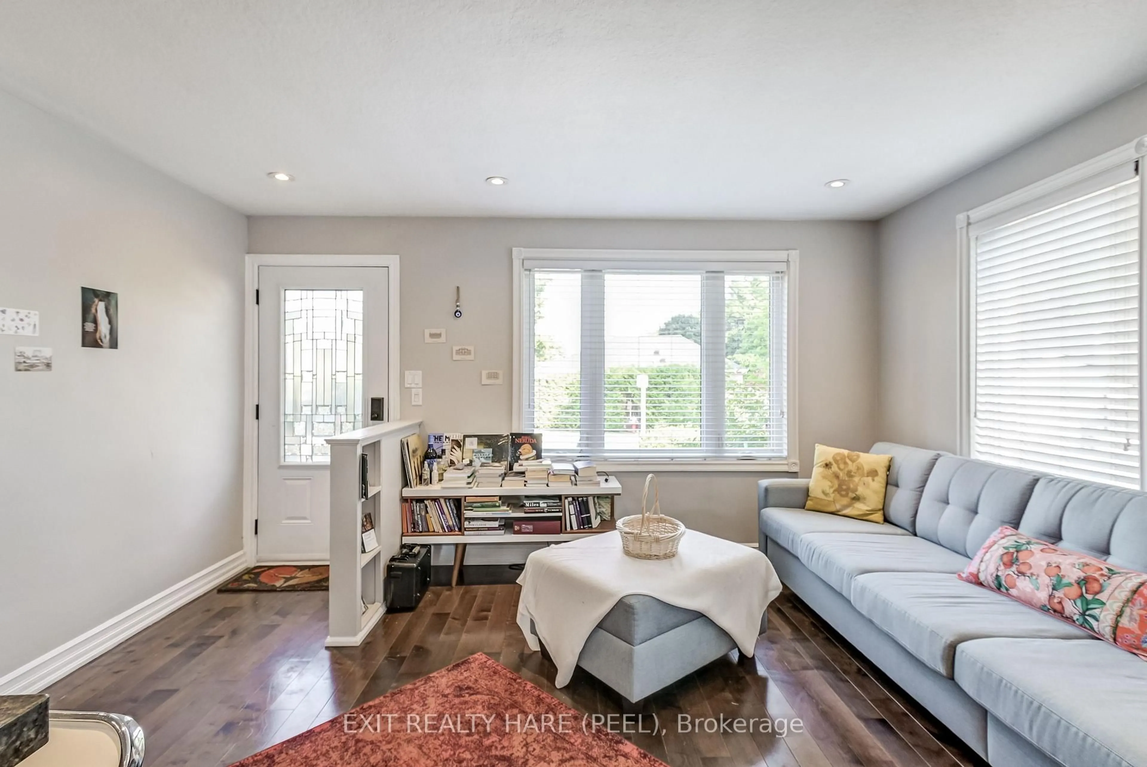 Living room with furniture, unknown for 194 Queen St, Mississauga Ontario L5H 1L6