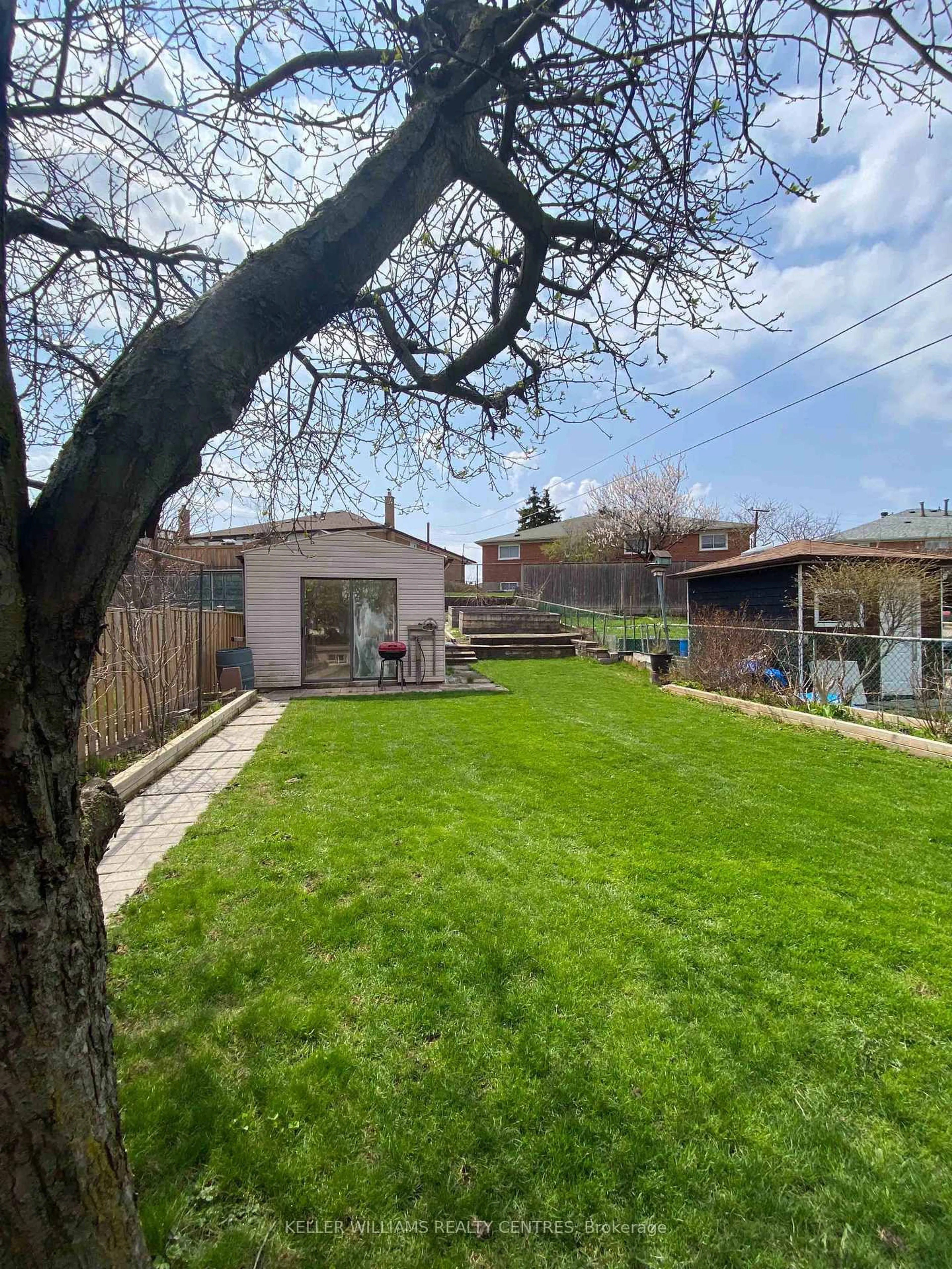 A pic from outside/outdoor area/front of a property/back of a property/a pic from drone, street for 30 Clubhouse Crt, Toronto Ontario M3L 2K5