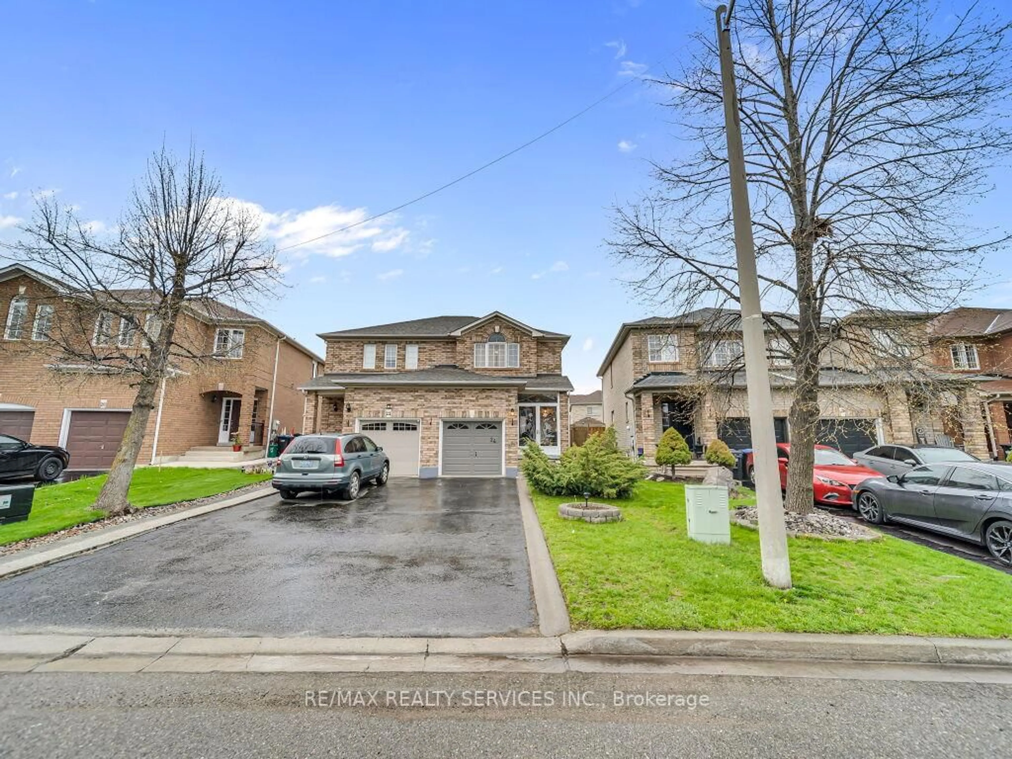 A pic from outside/outdoor area/front of a property/back of a property/a pic from drone, street for 24 Melissa Crt, Brampton Ontario L6X 4X1