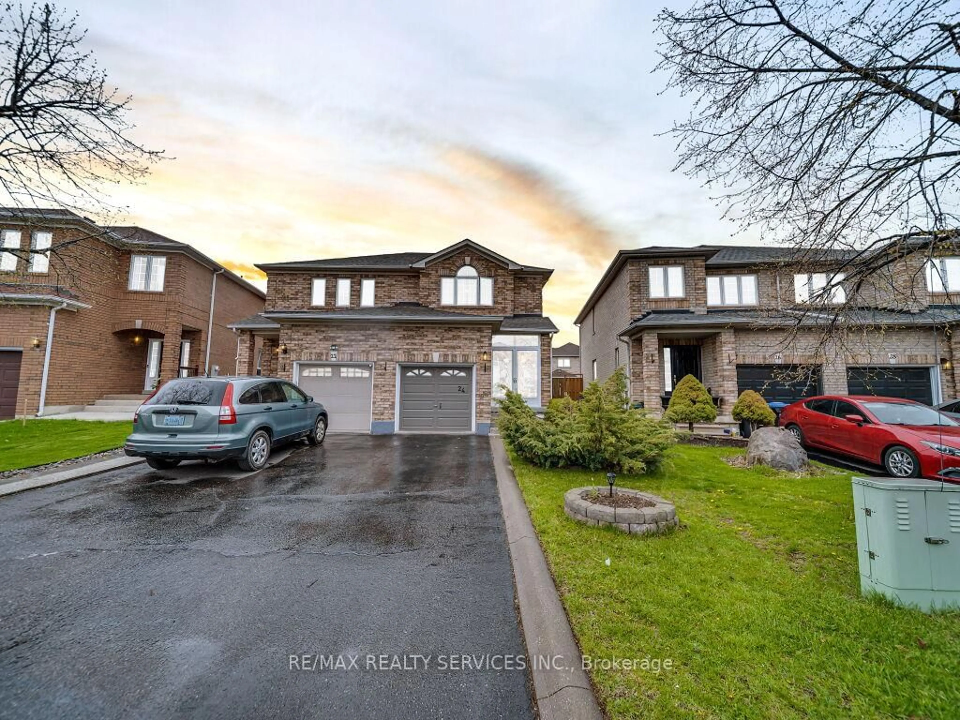 A pic from outside/outdoor area/front of a property/back of a property/a pic from drone, street for 24 Melissa Crt, Brampton Ontario L6X 4X1