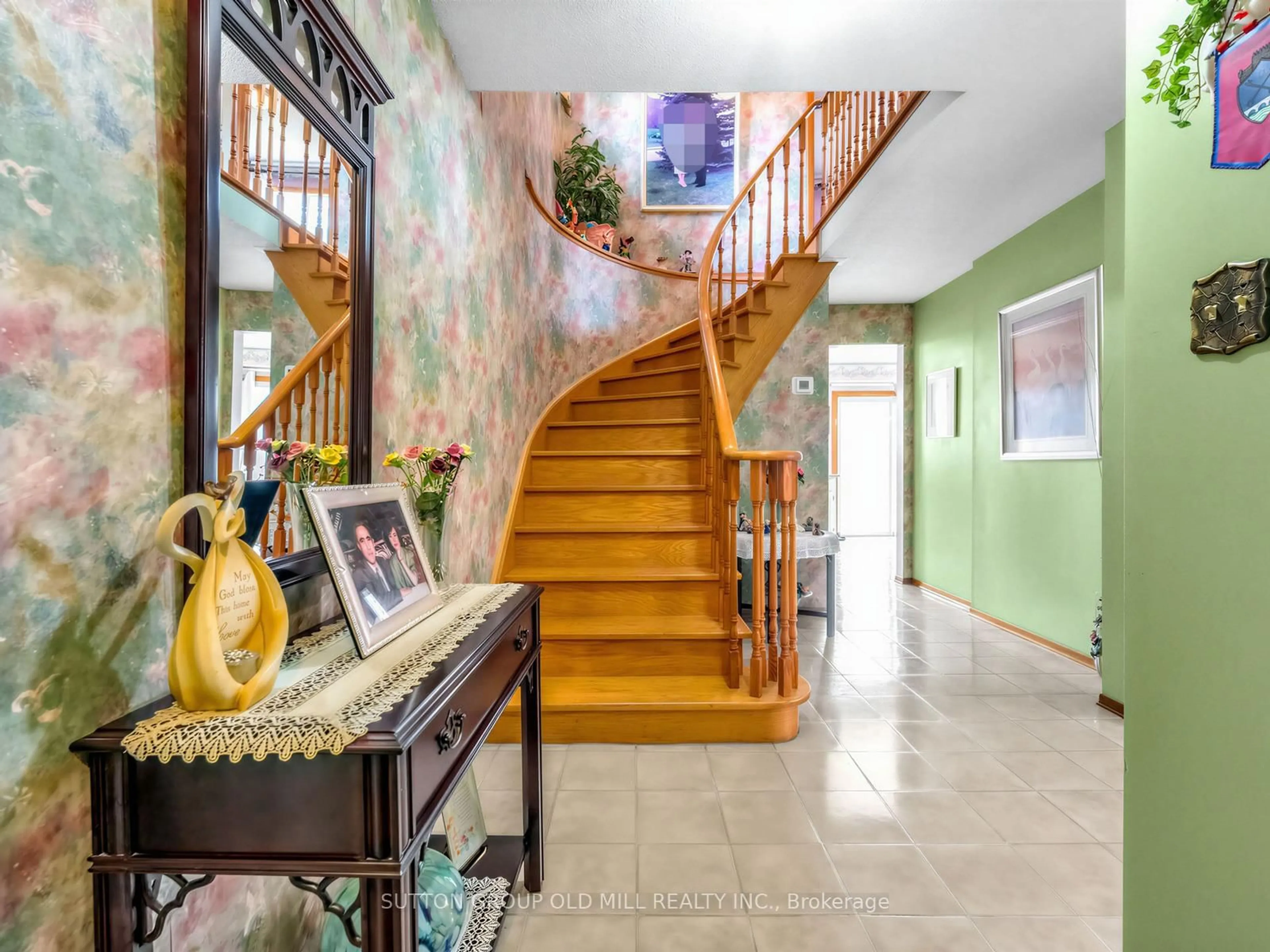 Indoor foyer for 4157 Ottewell Cres, Mississauga Ontario L4W 4A4