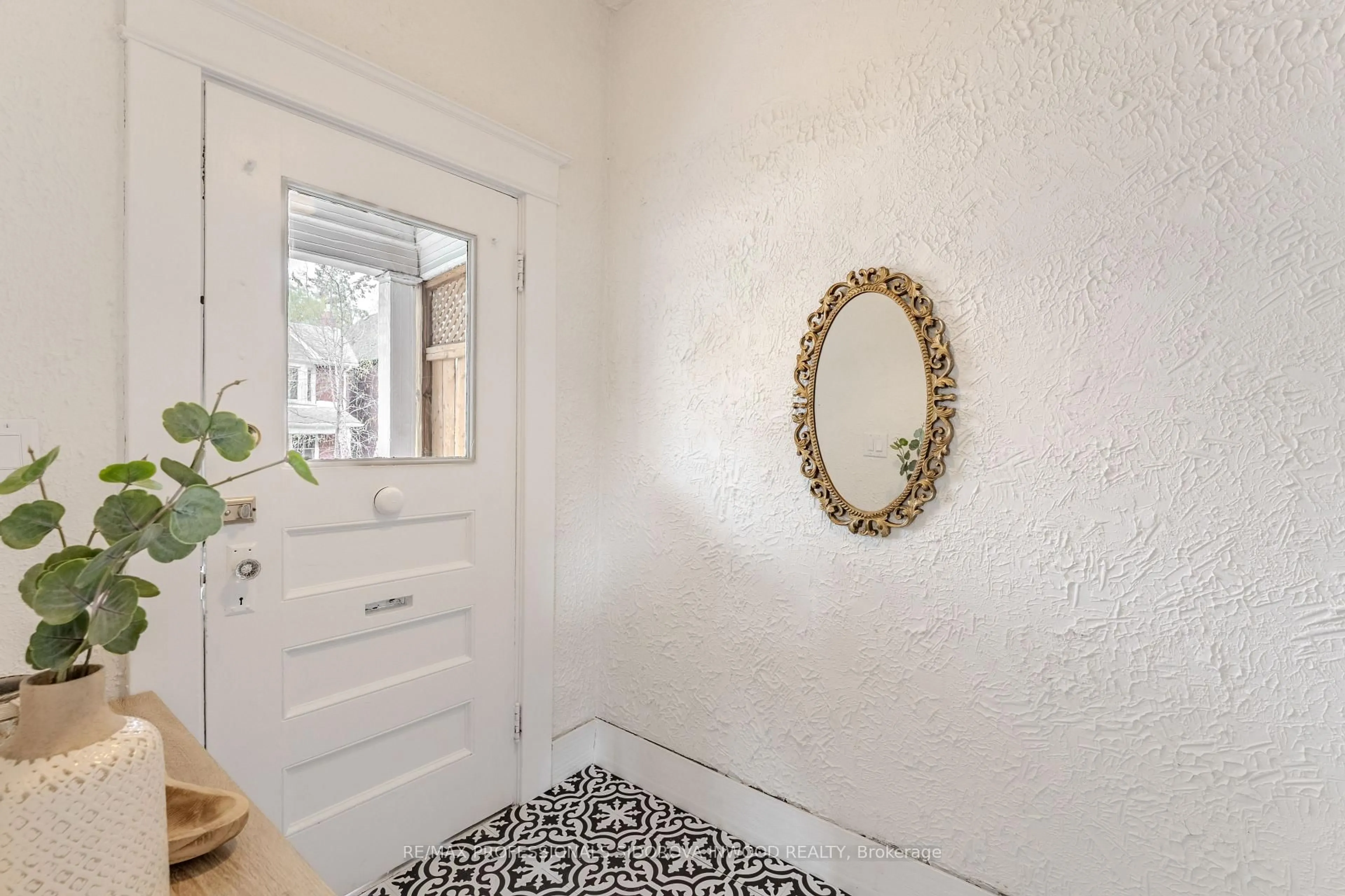 Indoor entryway for 489 Durie St, Toronto Ontario M6S 3G8