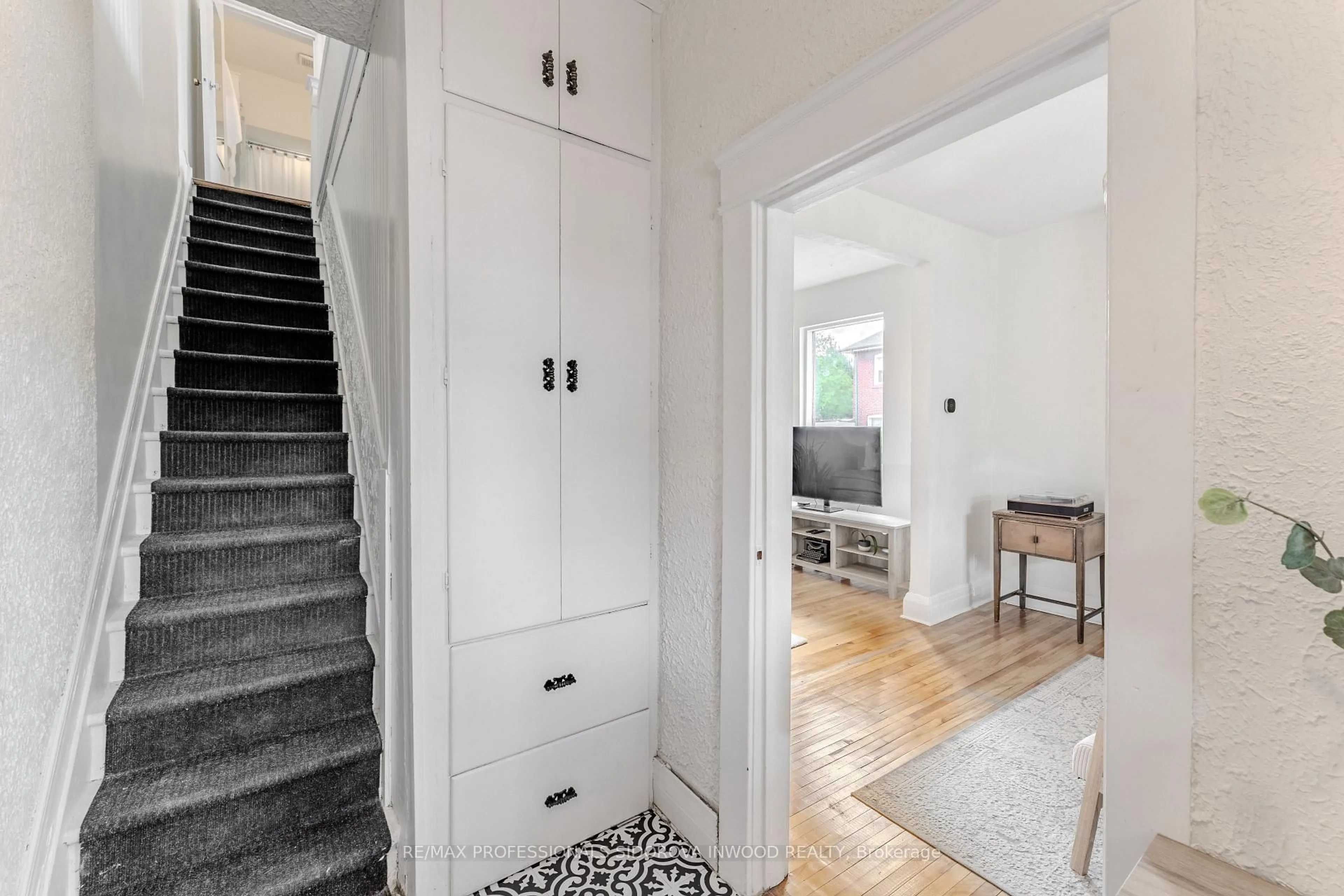 Indoor entryway for 489 Durie St, Toronto Ontario M6S 3G8
