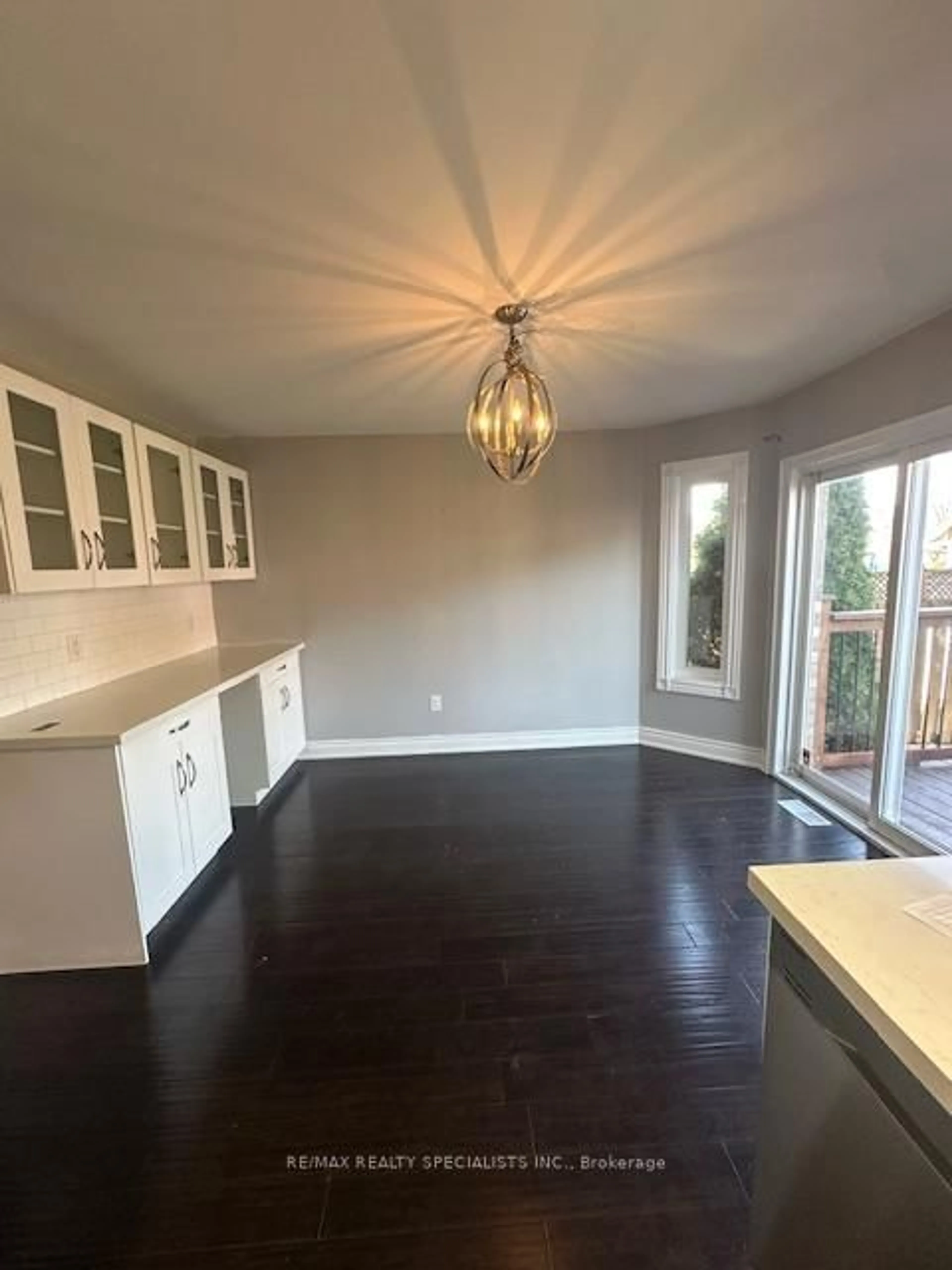 Open concept kitchen, wood/laminate floor for 424 Jay Cres, Orangeville Ontario L9W 4Z2