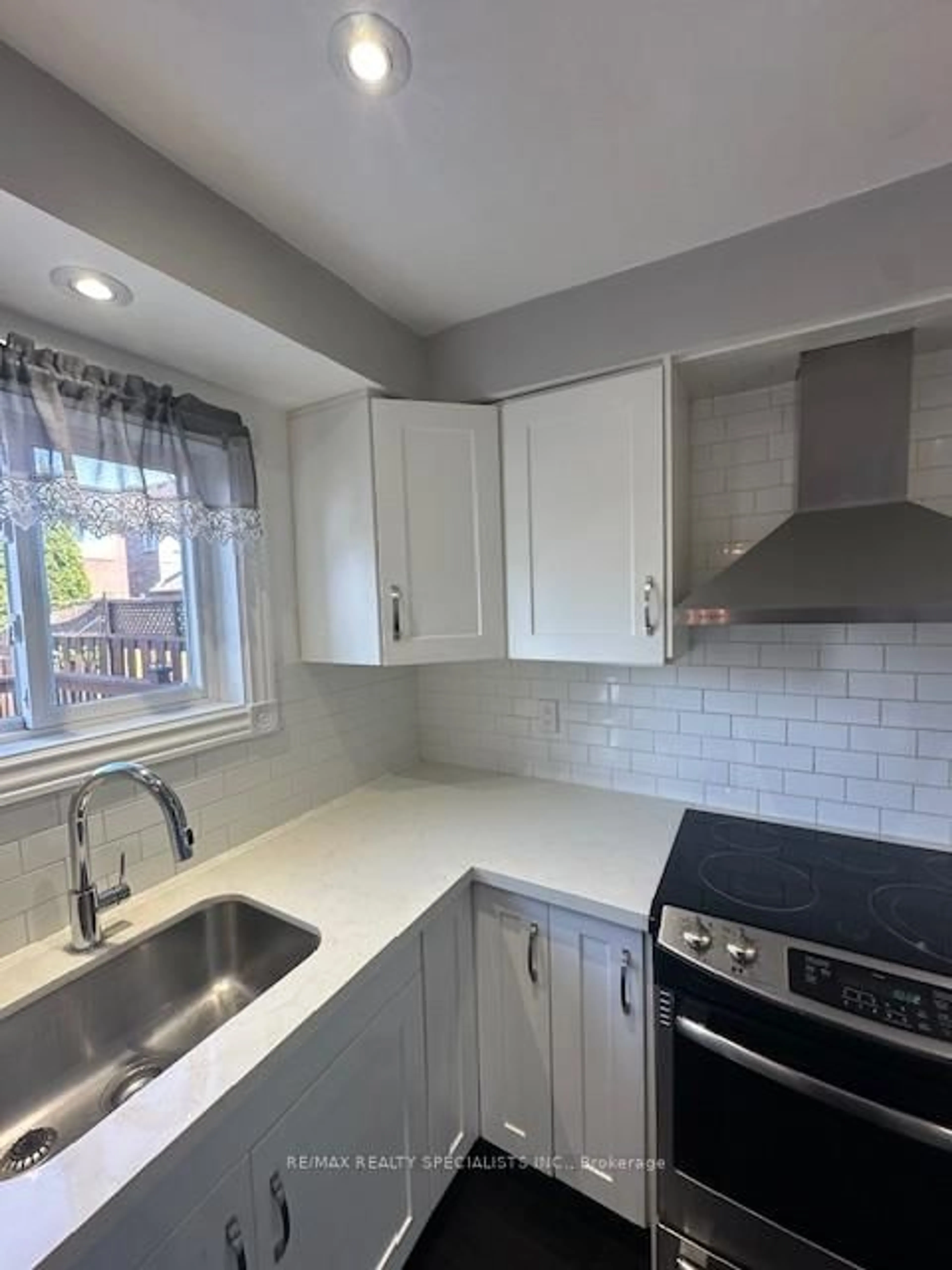 Standard kitchen, unknown for 424 Jay Cres, Orangeville Ontario L9W 4Z2