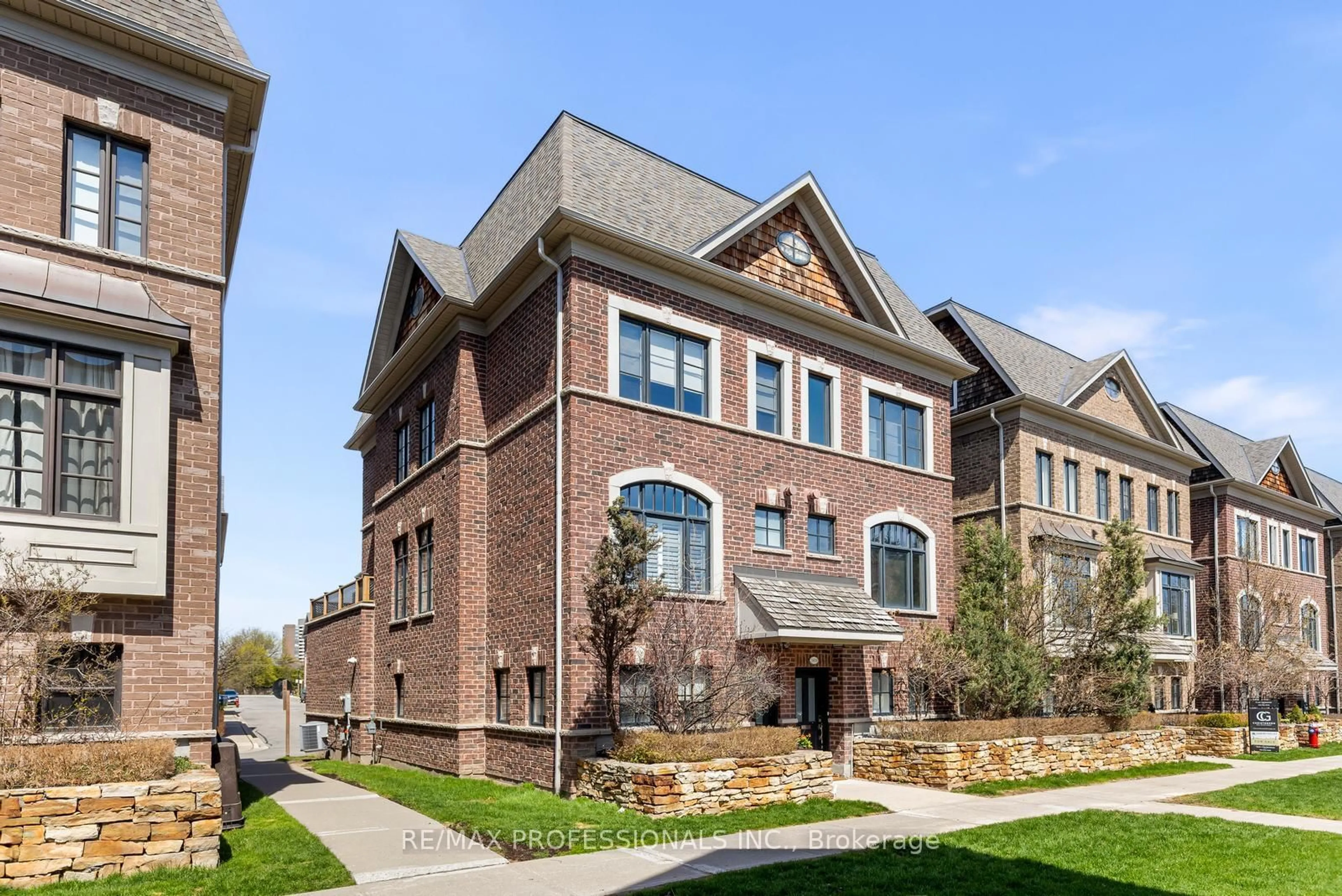 Home with brick exterior material, building for 1807 Pagehurst Ave, Mississauga Ontario L4X 1Y5