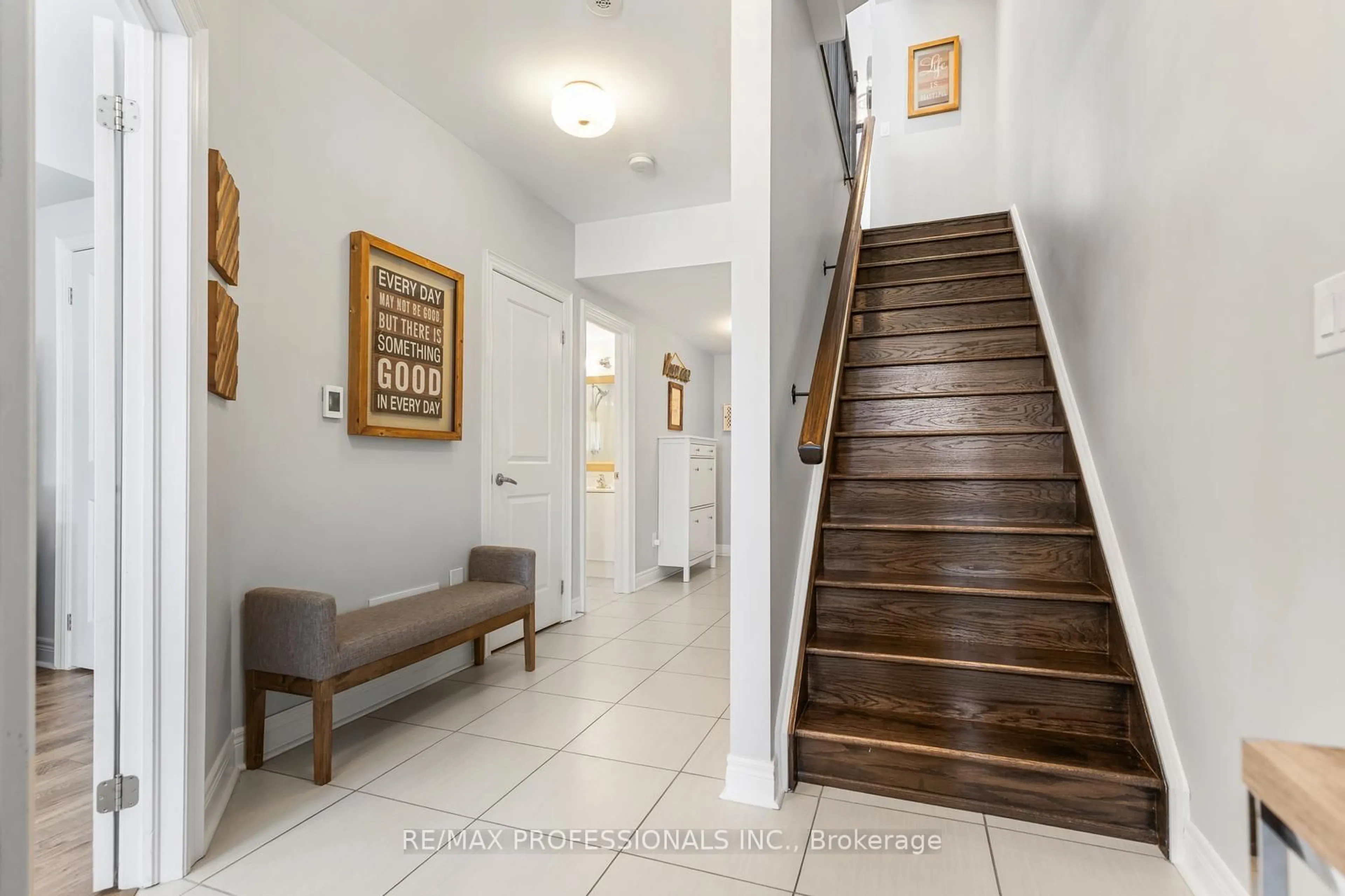 Indoor foyer for 1807 Pagehurst Ave, Mississauga Ontario L4X 1Y5