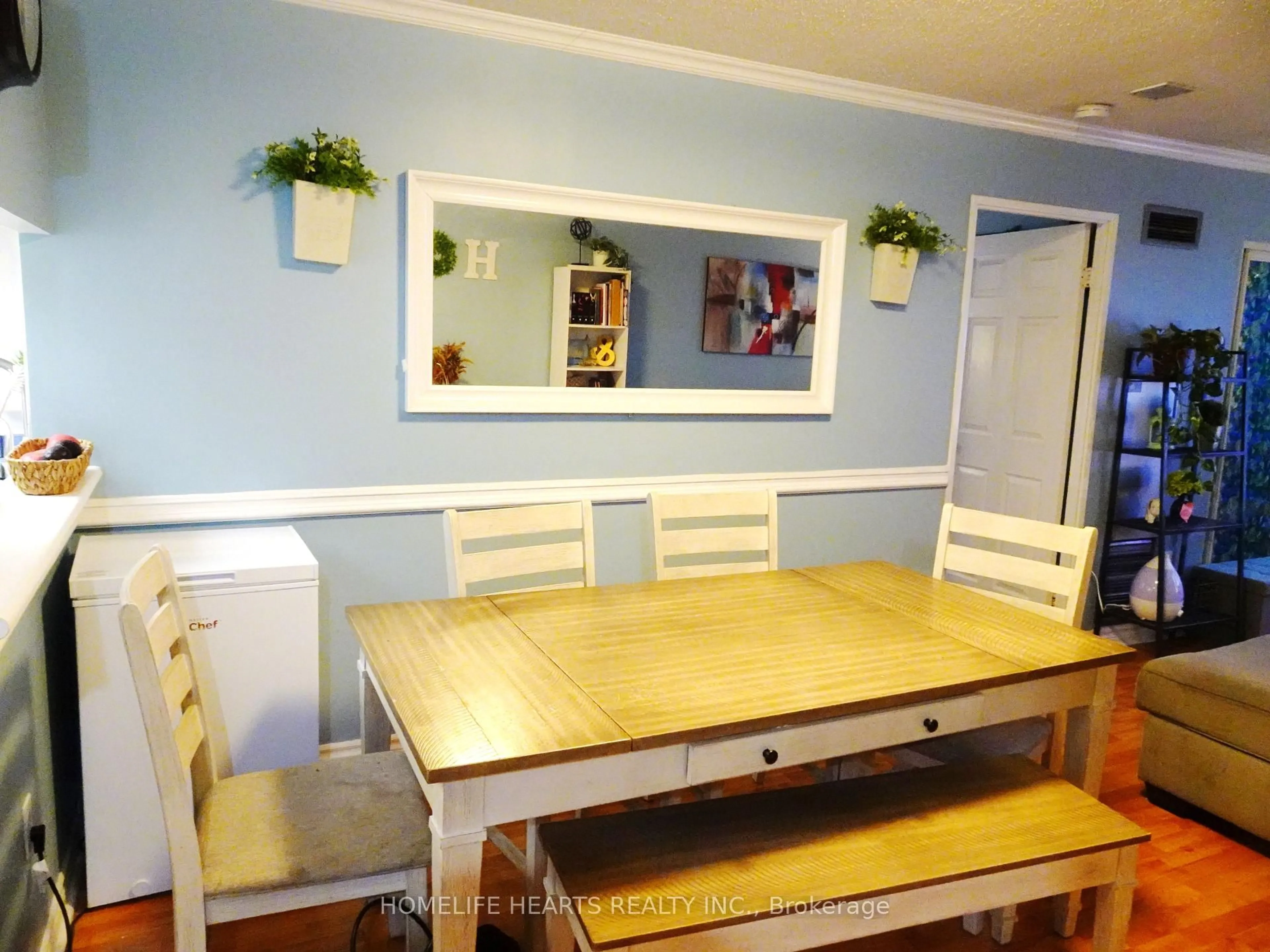 Dining room, wood/laminate floor for 250 Webb Dr #1011, Mississauga Ontario L5B 3Z4
