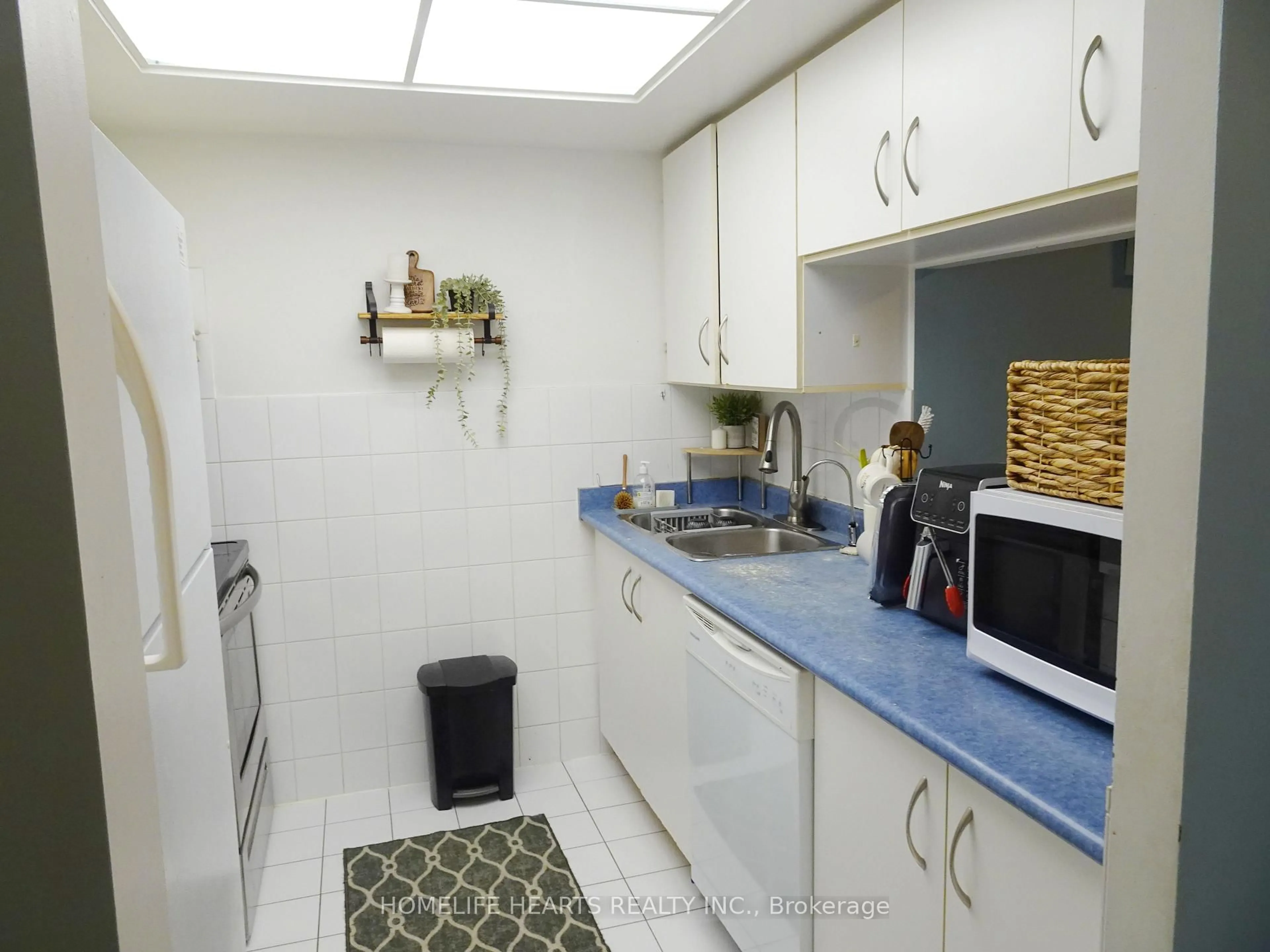 Standard kitchen, ceramic/tile floor for 250 Webb Dr #1011, Mississauga Ontario L5B 3Z4