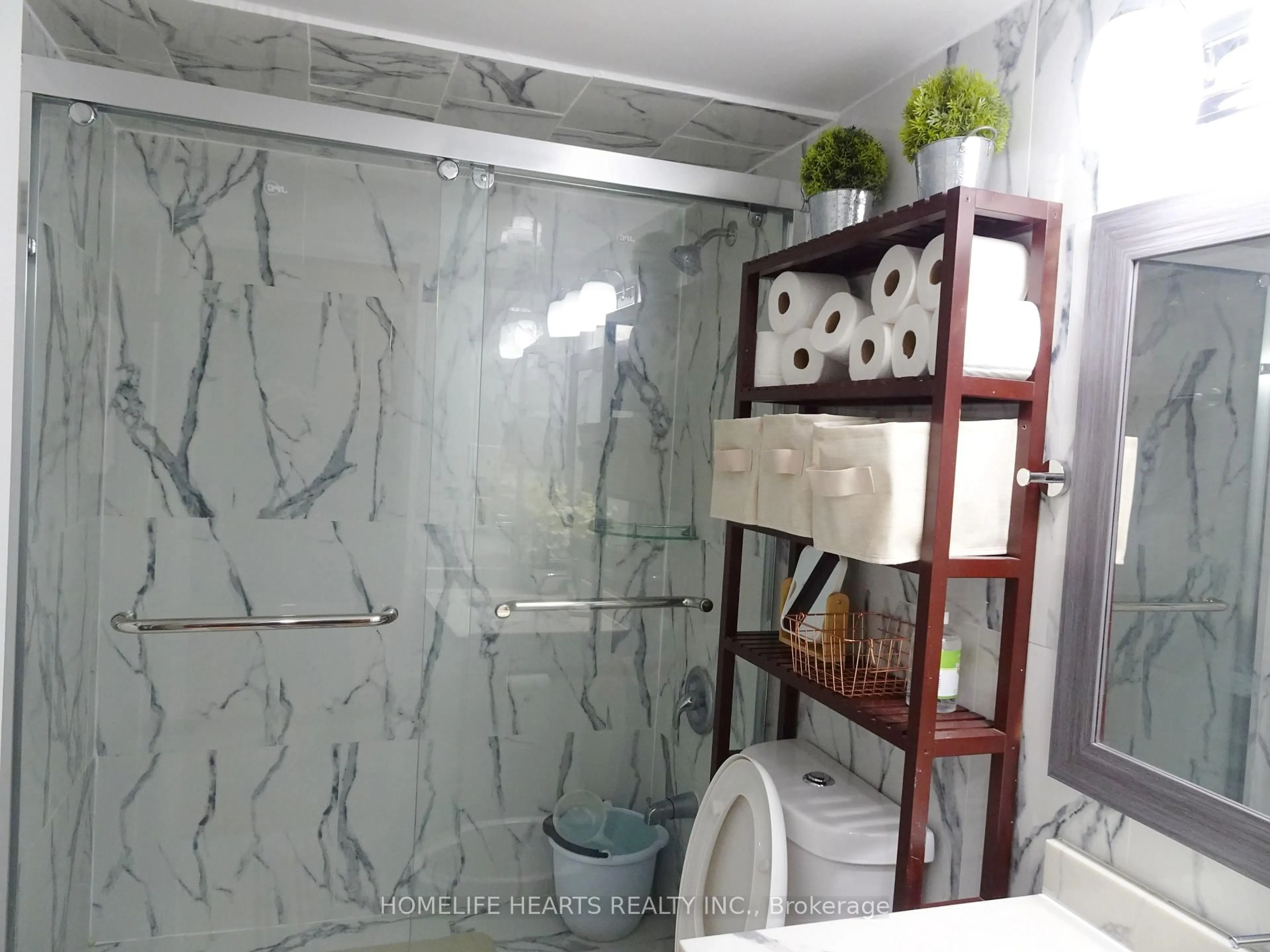 Standard bathroom, ceramic/tile floor for 250 Webb Dr #1011, Mississauga Ontario L5B 3Z4