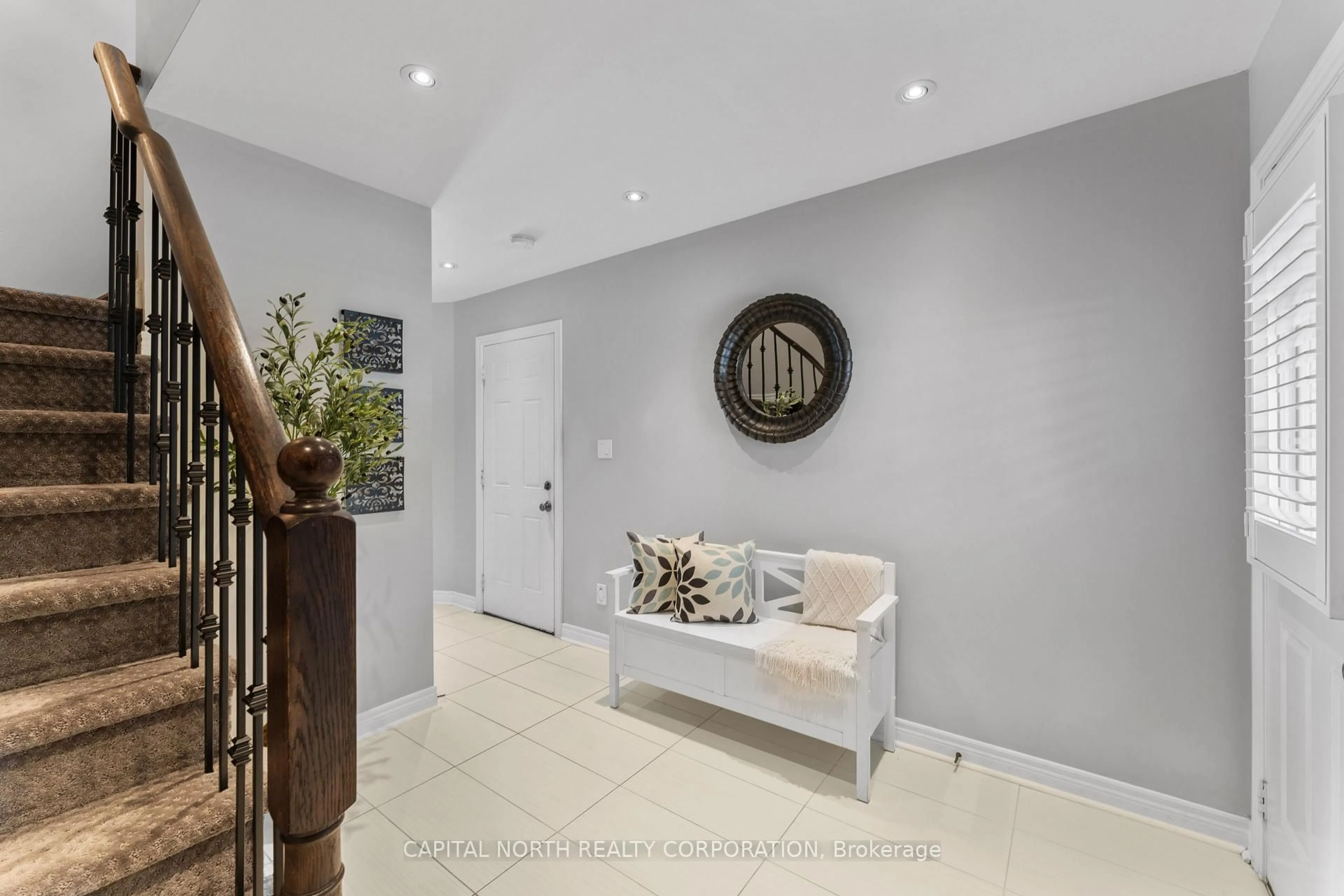 Indoor entryway for 36 Mcdevitt Lane, Caledon Ontario L7C 3S2