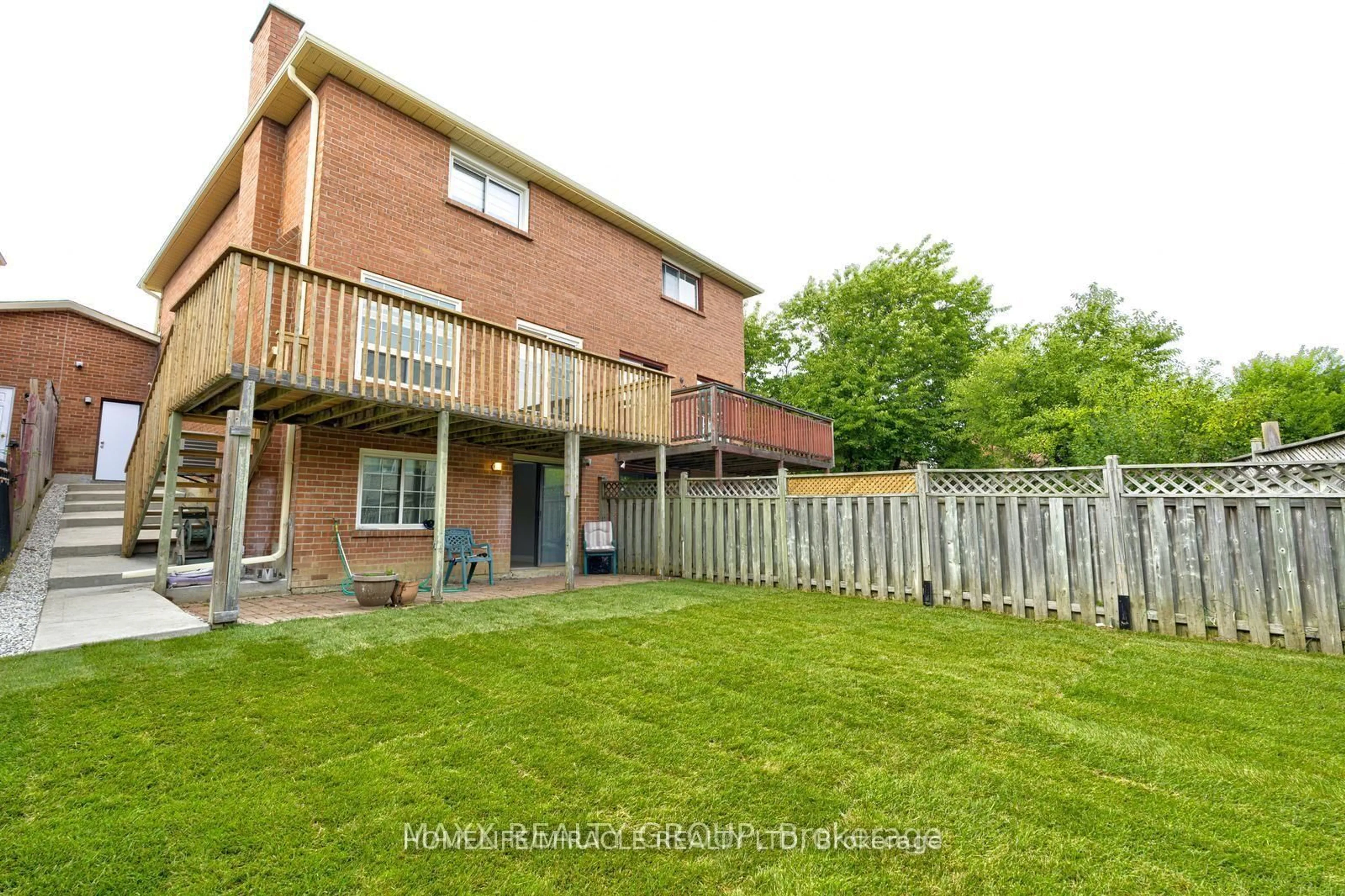 Patio, street for 109 Woodsend Ru, Brampton Ontario L6Y 4H7