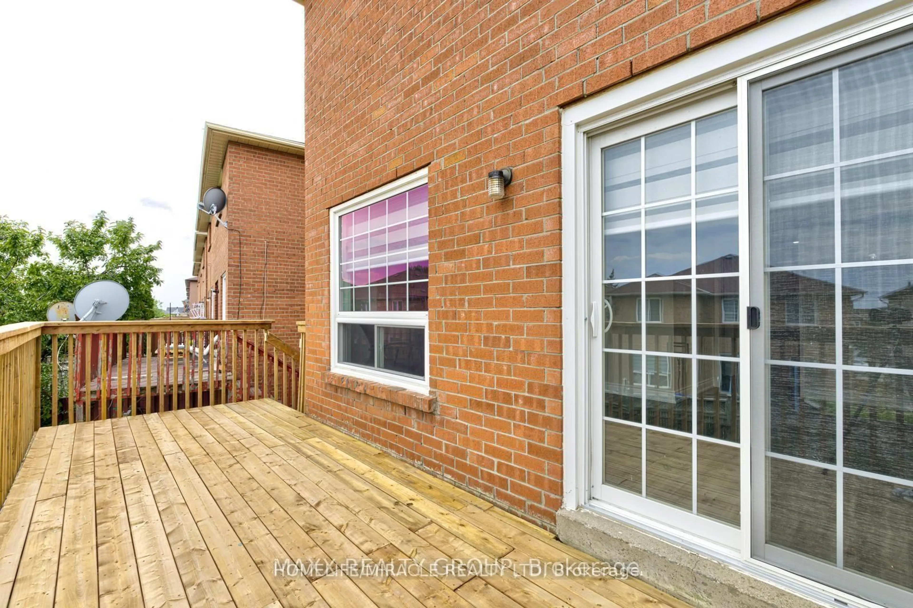 Patio, street for 109 Woodsend Ru, Brampton Ontario L6Y 4H7