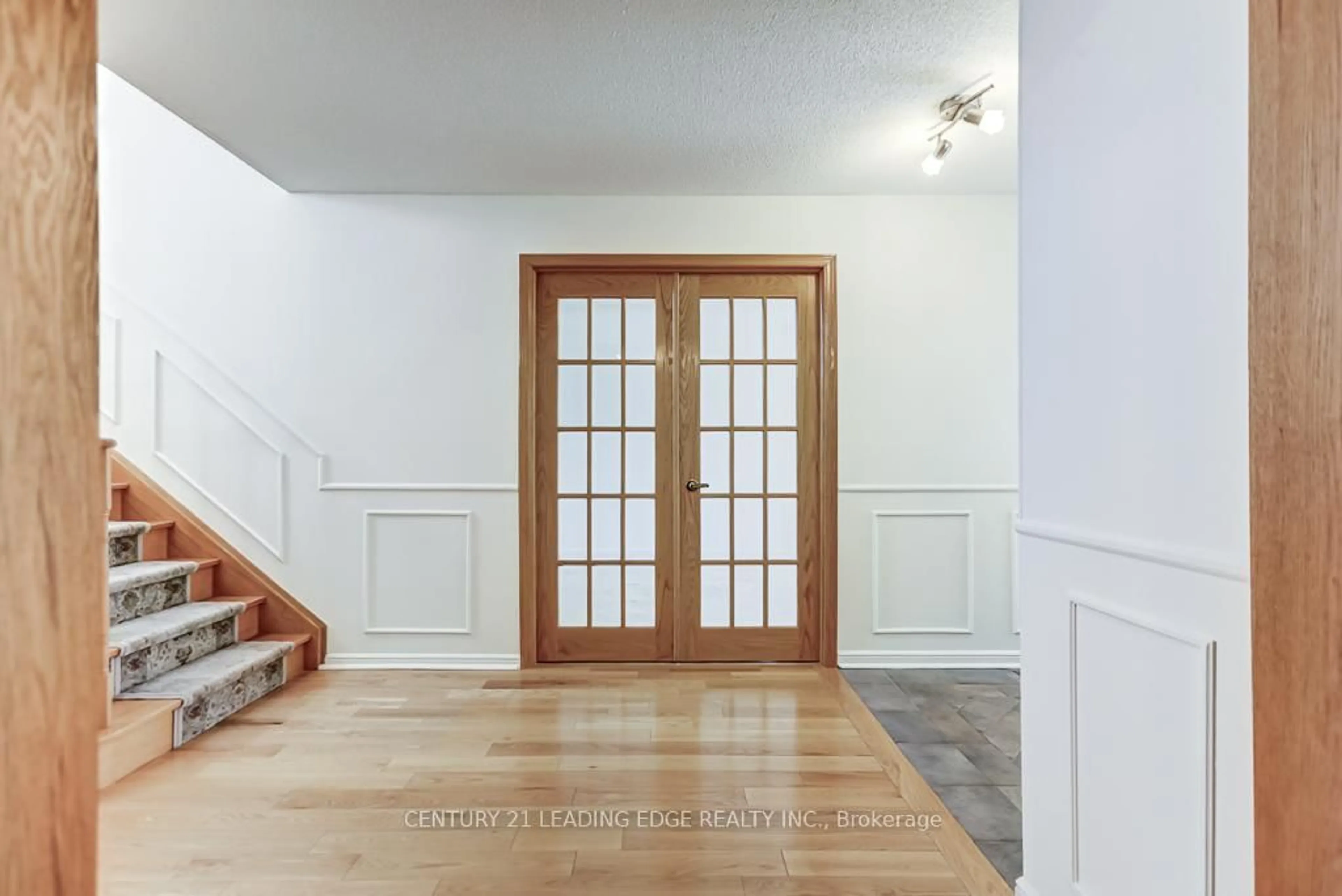 Indoor entryway for 1595 Sir Monty's Dr, Mississauga Ontario L5N 4P1