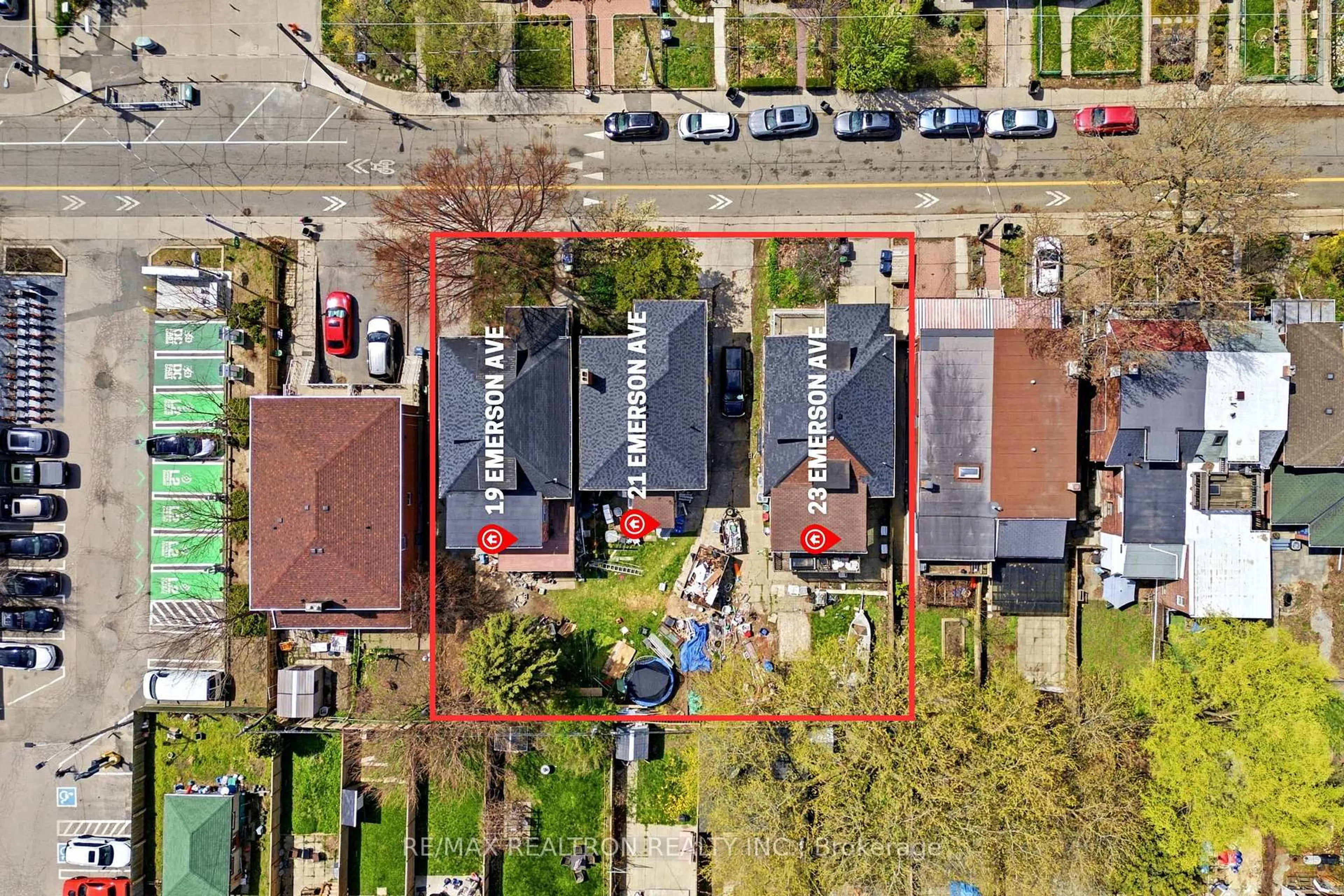 A pic from outside/outdoor area/front of a property/back of a property/a pic from drone, street for 21 Emerson Ave, Toronto Ontario M6H 3S7