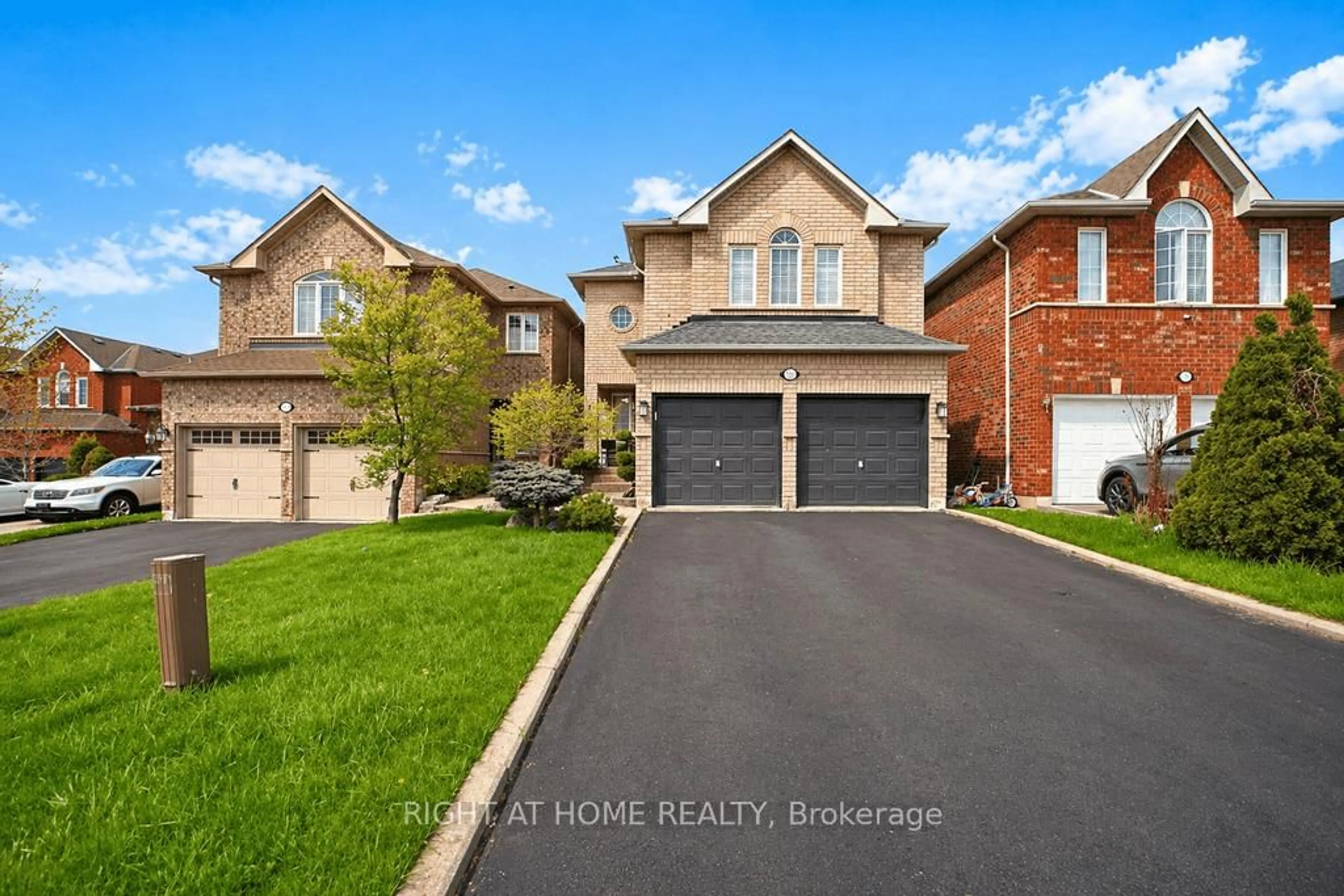 Home with brick exterior material, street for 3181 Baytree Crt, Mississauga Ontario L5N 7P1