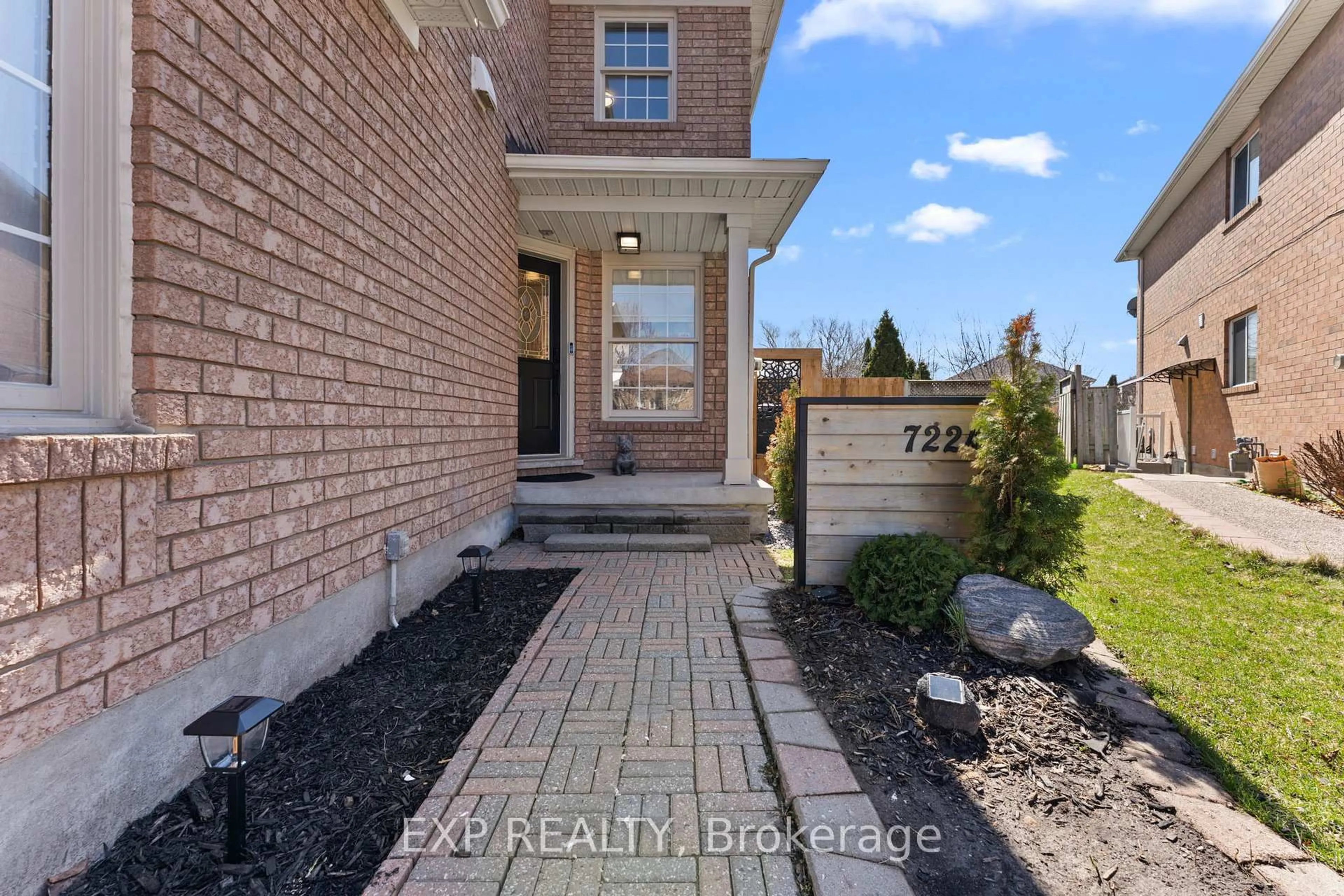 Indoor entryway for 7224 Visor Gate, Mississauga Ontario L5N 8B5