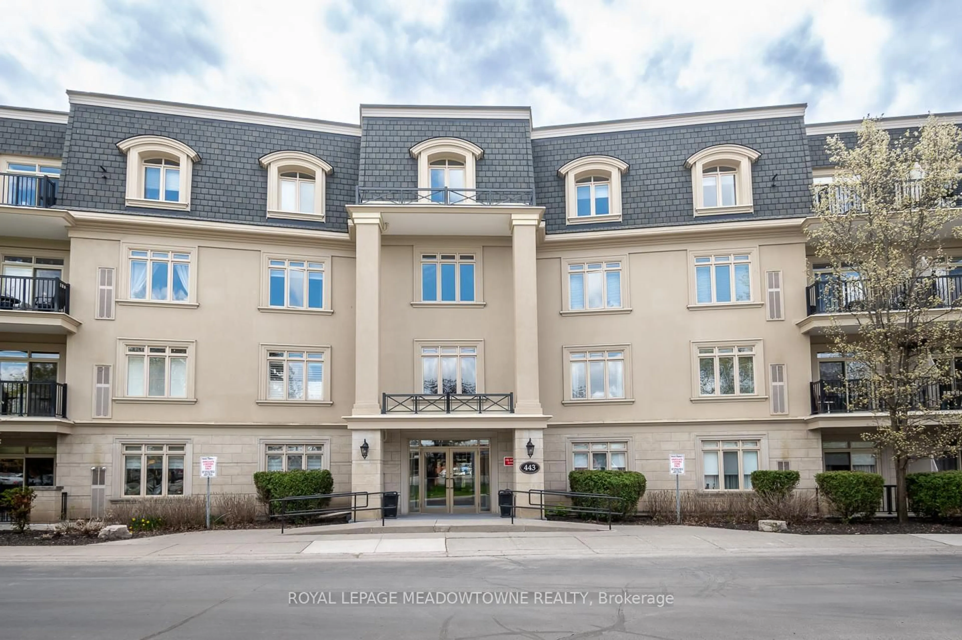 Indoor foyer for 443 Centennial Forest Dr #408, Milton Ontario L9T 6A1