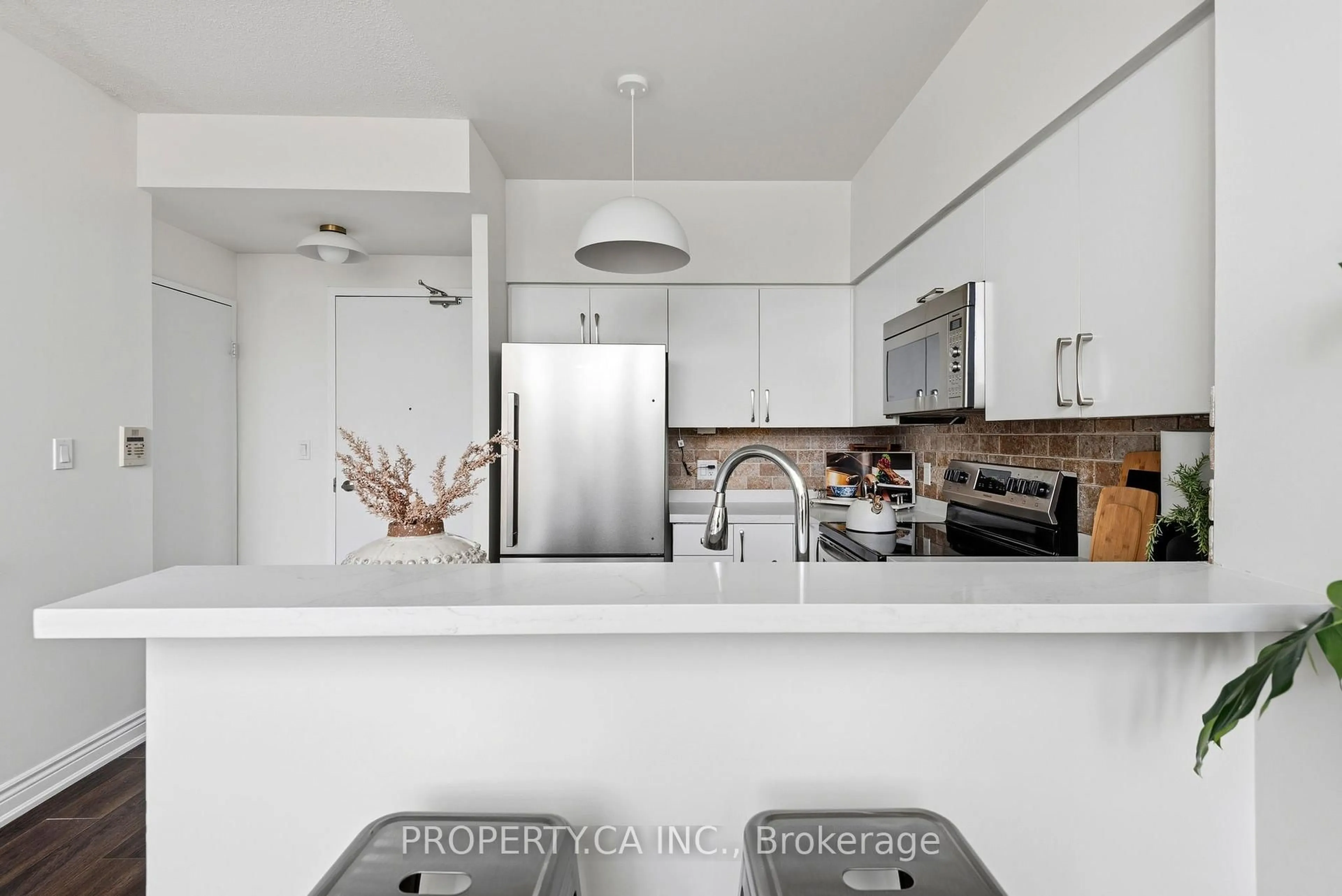 Open concept kitchen, ceramic/tile floor for 200 Manitoba St #122, Toronto Ontario M8Y 3Y9