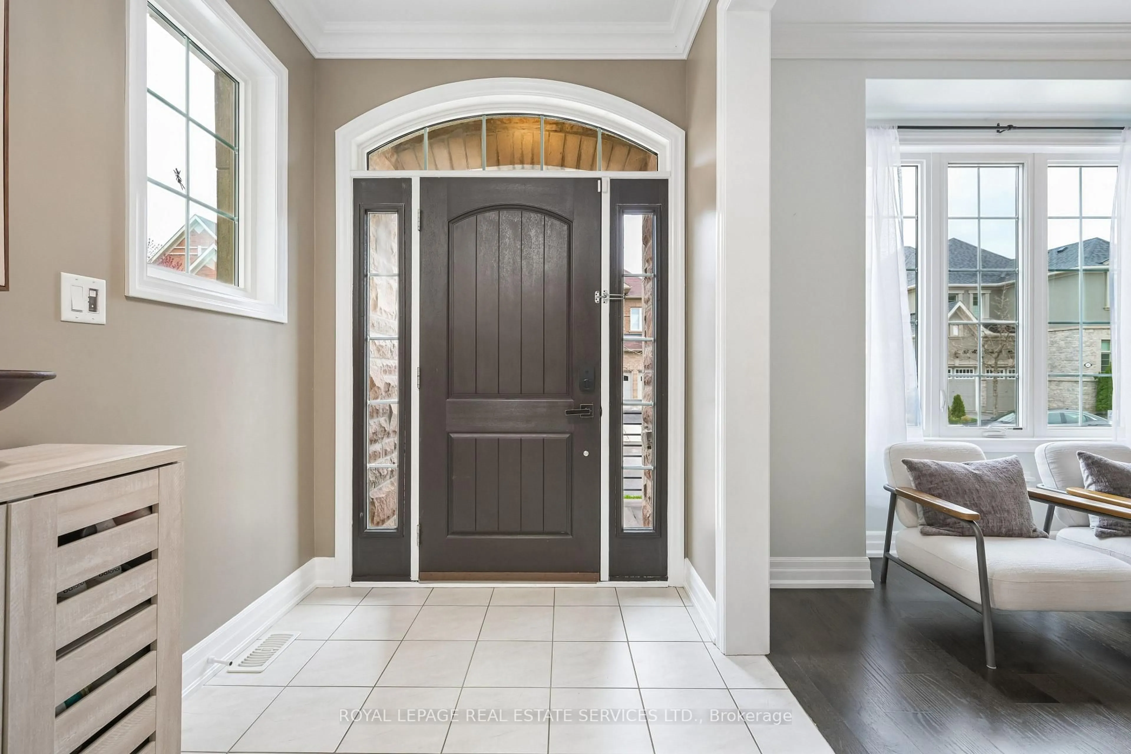 Indoor entryway for 62 Hoey Cres, Oakville Ontario L6M 0W4