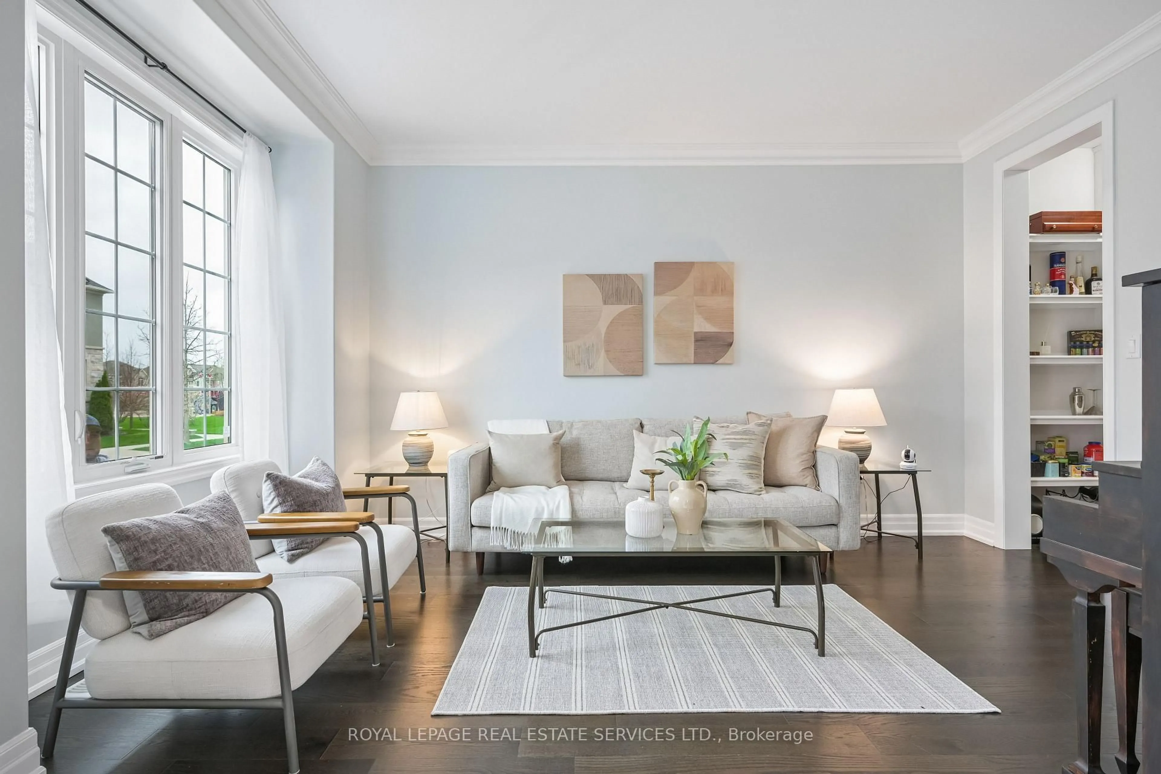 Living room with furniture, unknown for 62 Hoey Cres, Oakville Ontario L6M 0W4