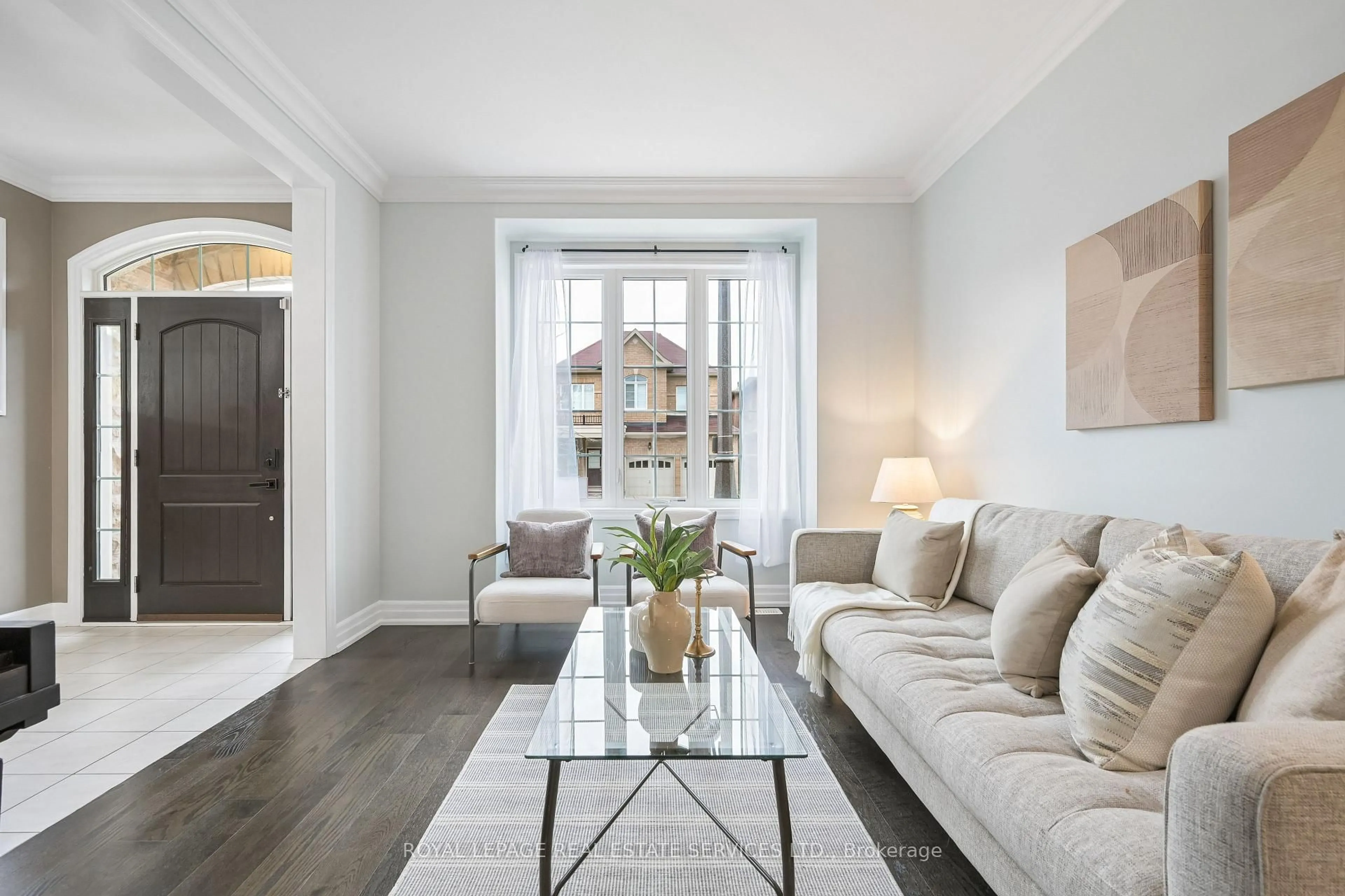 Living room with furniture, unknown for 62 Hoey Cres, Oakville Ontario L6M 0W4