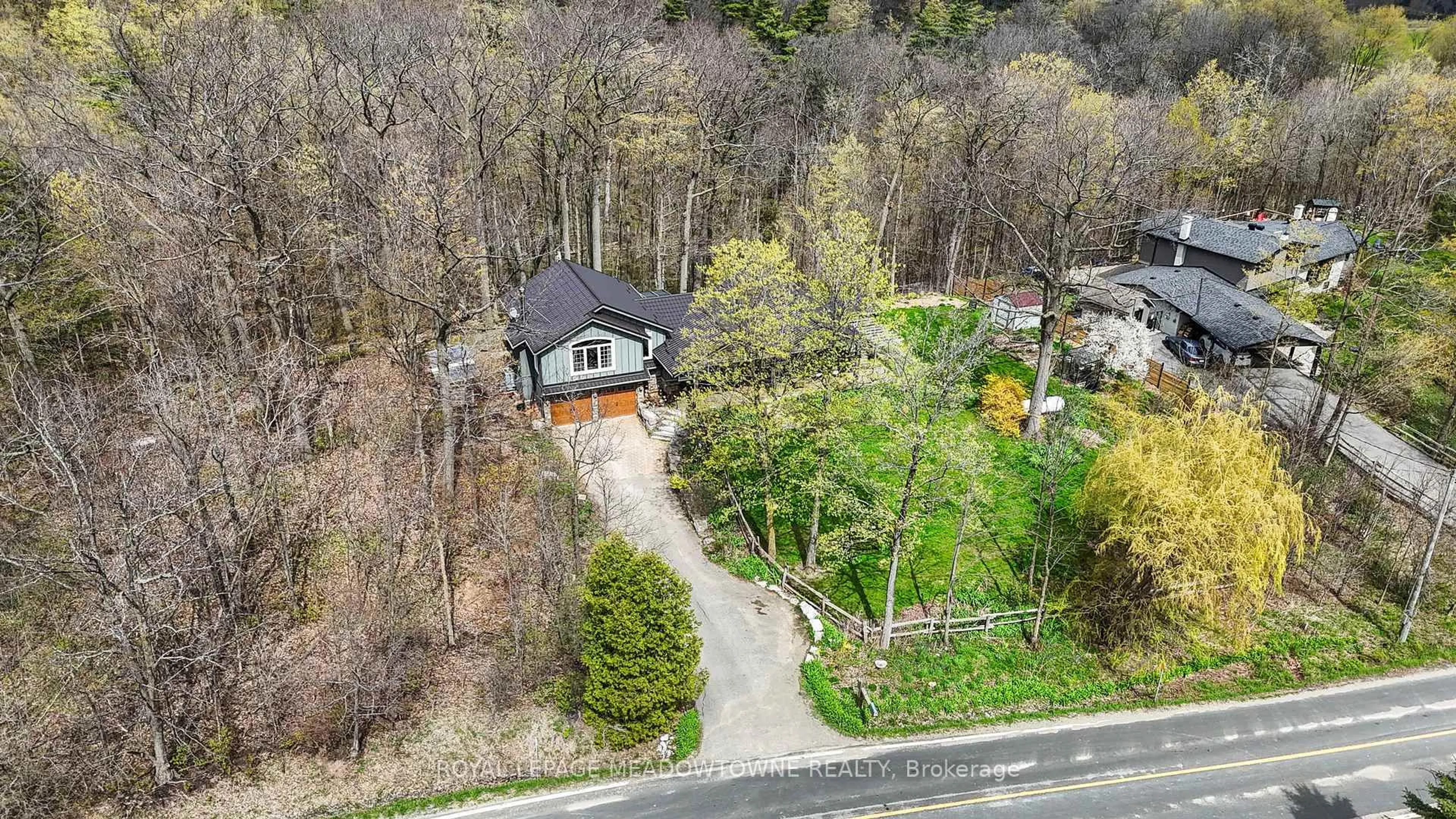 A pic from outside/outdoor area/front of a property/back of a property/a pic from drone, street for 10621 Third Line, Halton Hills Ontario L9T 2X9
