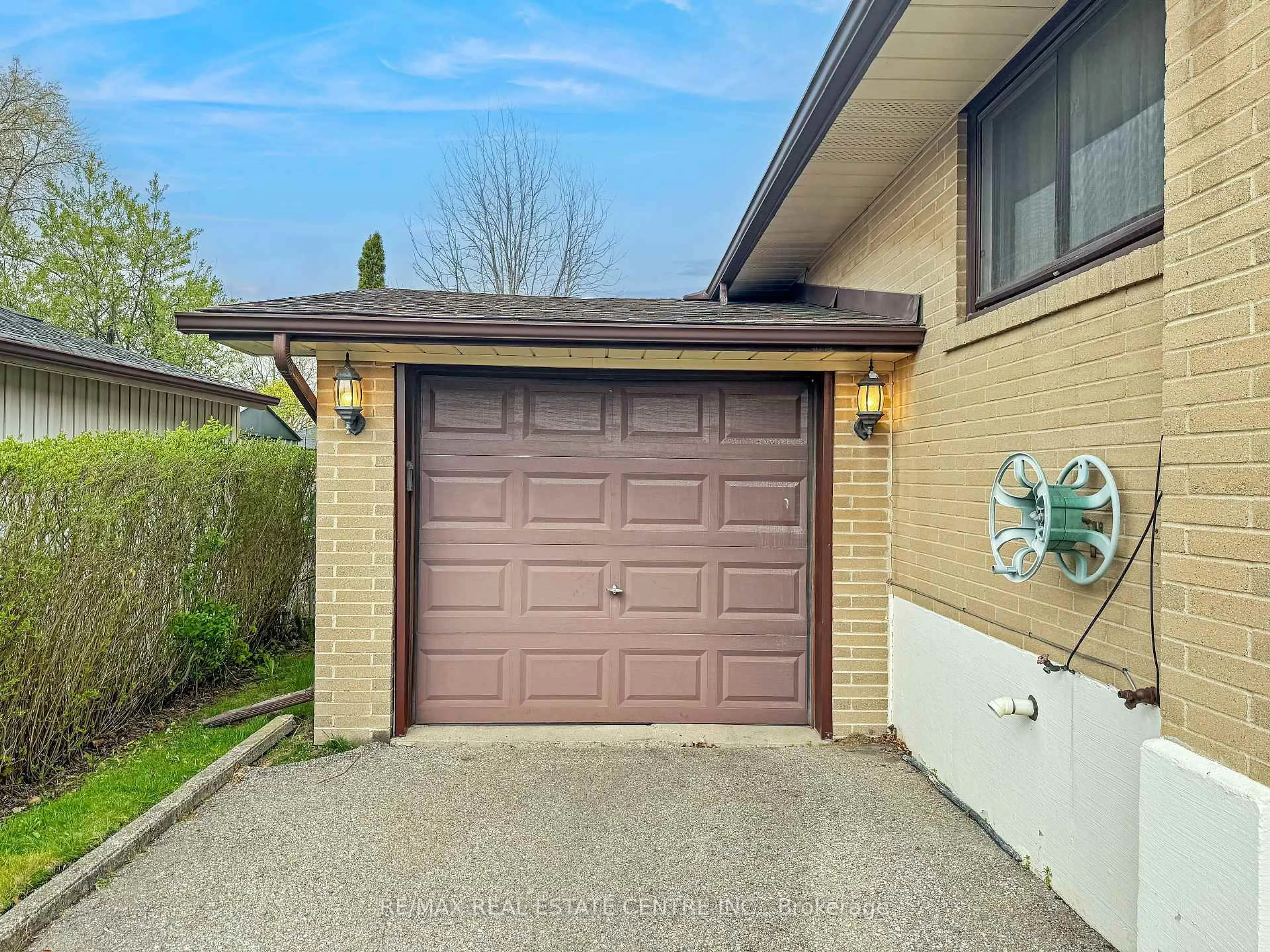 Indoor garage for 8 Powburn Pl, Toronto Ontario M9R 2C6