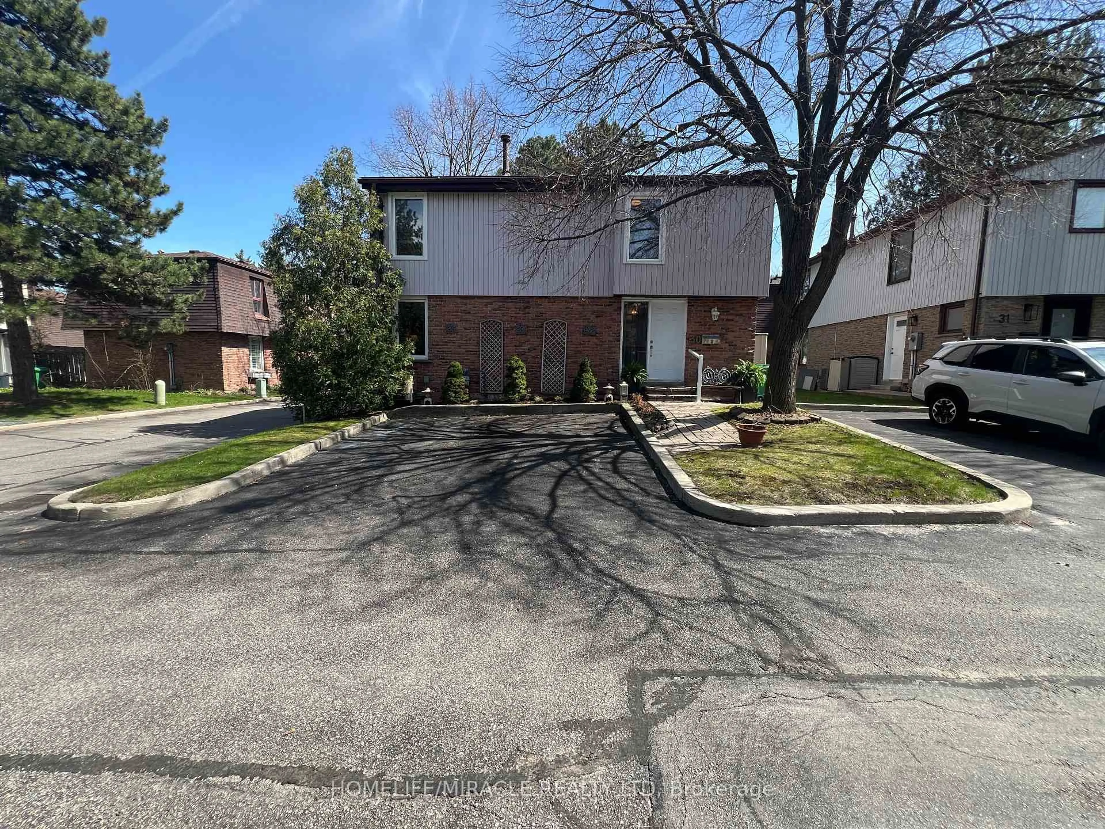 A pic from outside/outdoor area/front of a property/back of a property/a pic from drone, street for 59 Kenninghall Blvd #30, Mississauga Ontario L5N 1J6