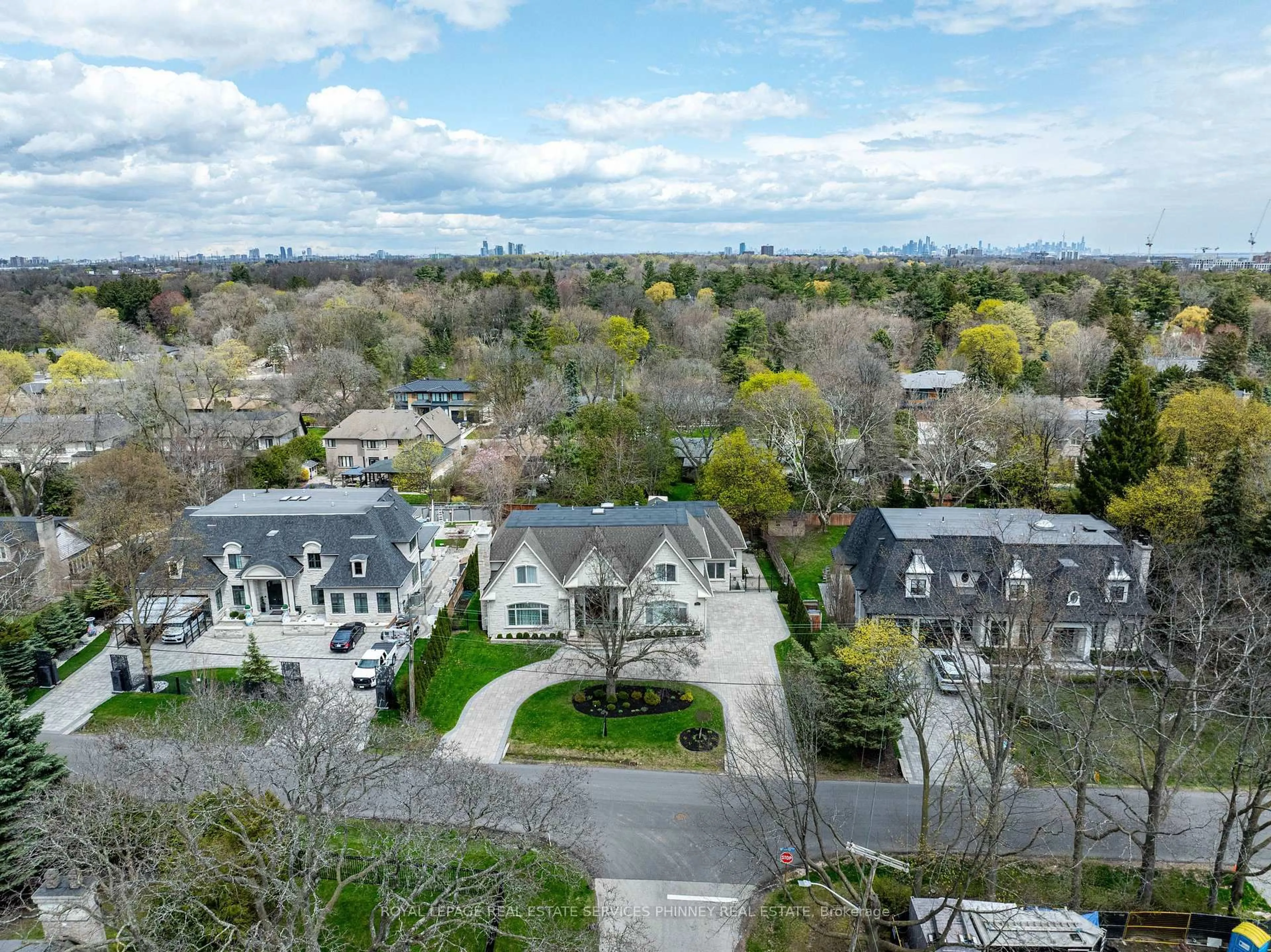 A pic from outside/outdoor area/front of a property/back of a property/a pic from drone, street for 1511 Broadmoor Ave, Mississauga Ontario L5G 3T7