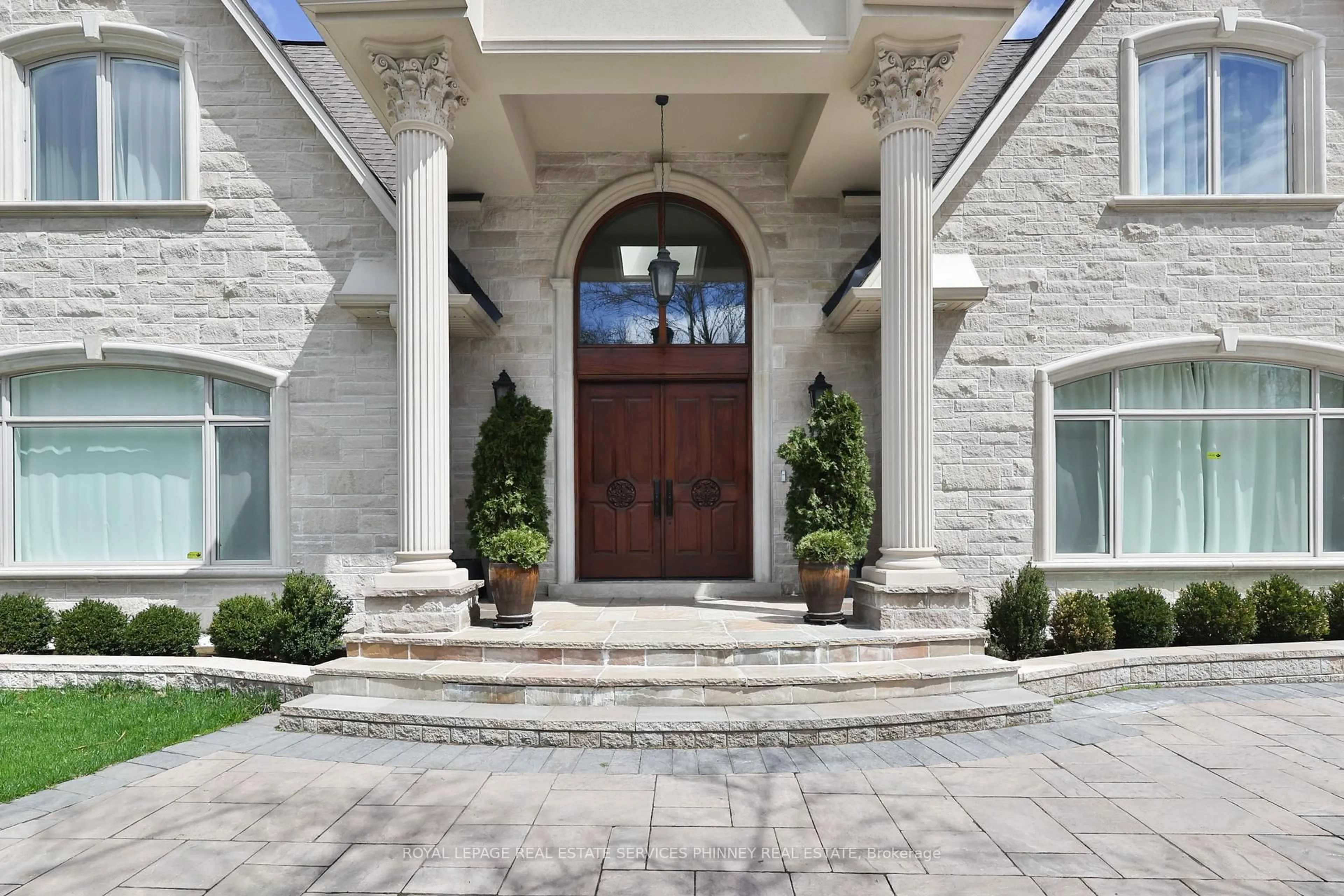 Indoor entryway for 1511 Broadmoor Ave, Mississauga Ontario L5G 3T7