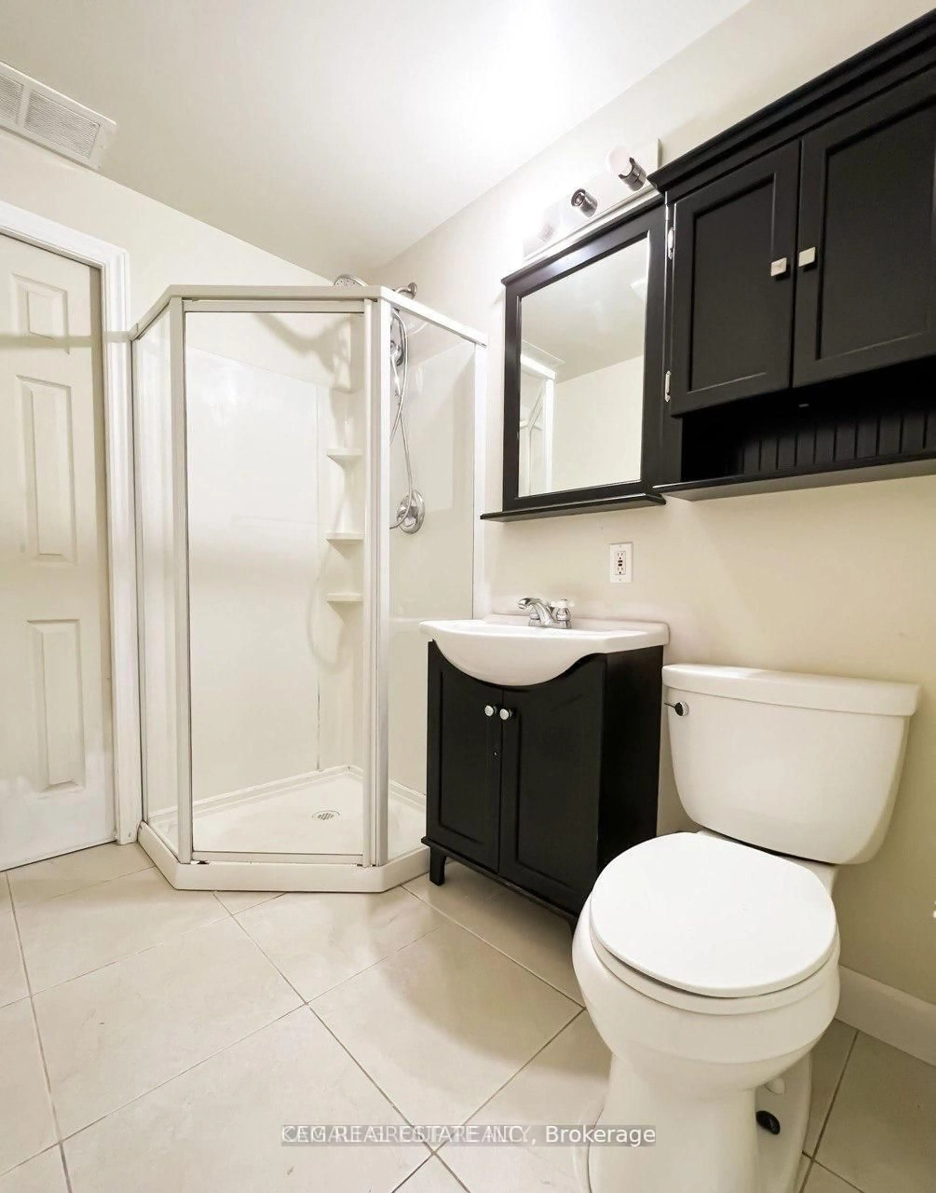 Standard bathroom, ceramic/tile floor for 313 Bronte Rd, Oakville Ontario L6L 3C7