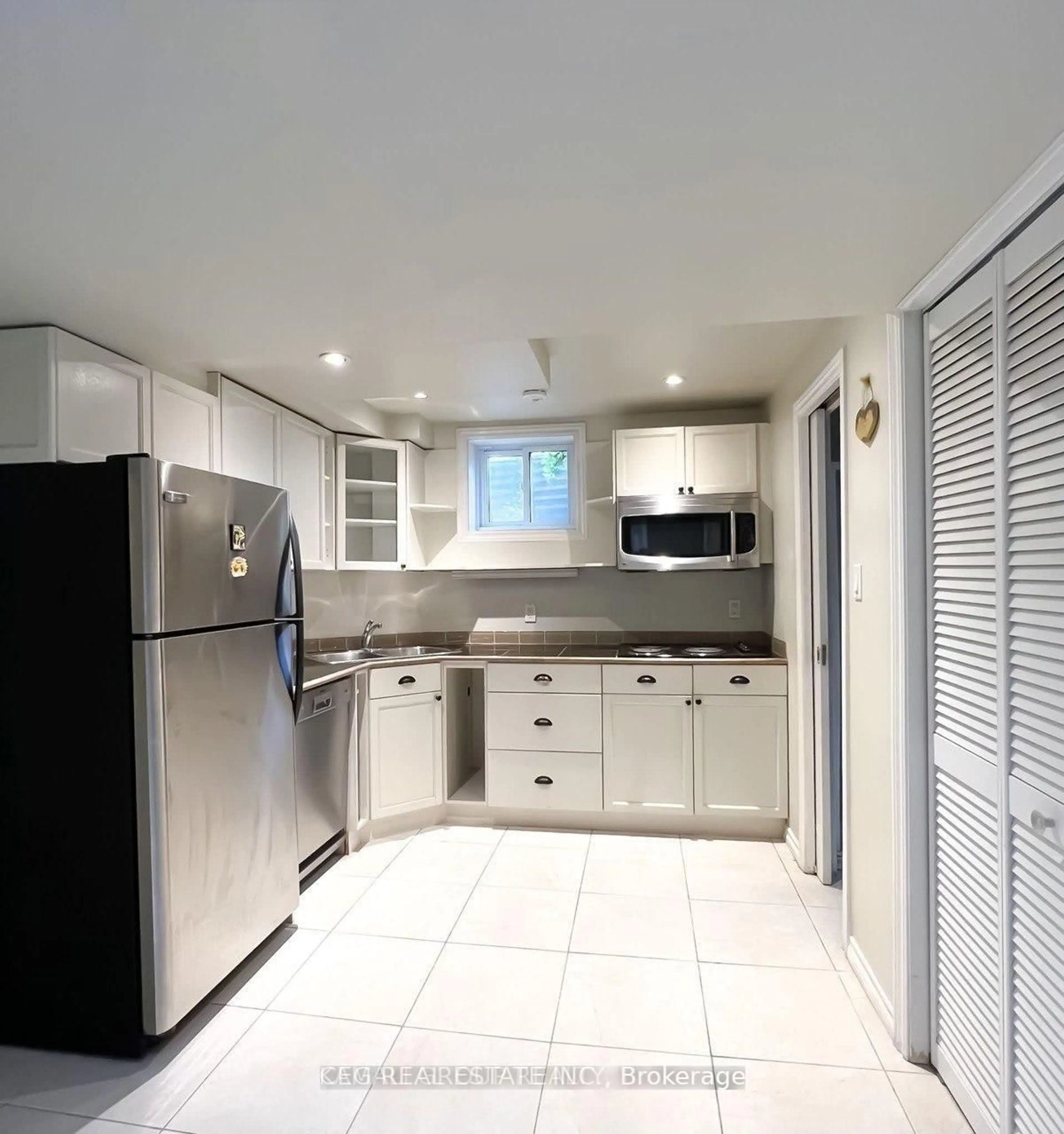 Standard kitchen, unknown for 313 Bronte Rd, Oakville Ontario L6L 3C7