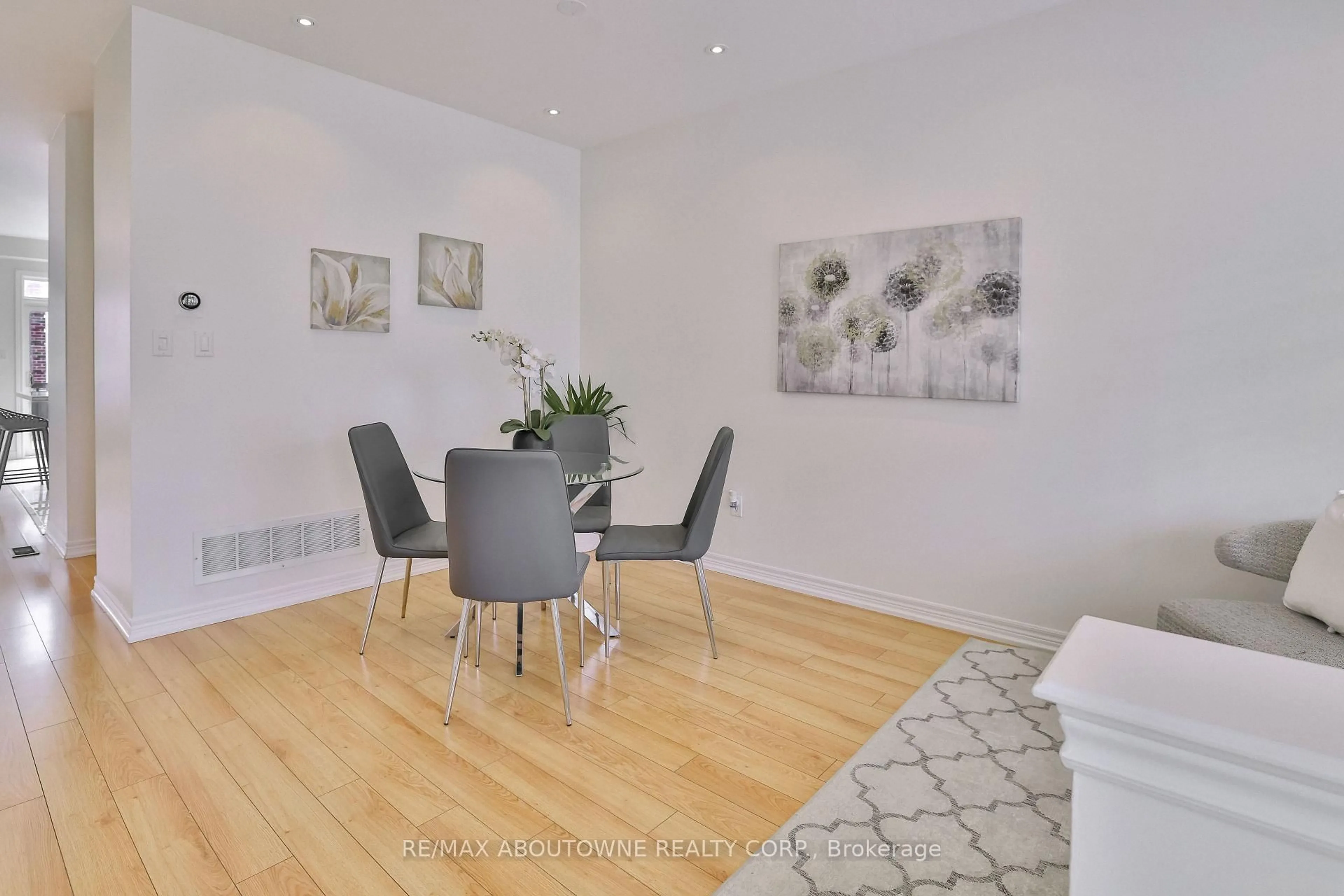 Dining room, wood/laminate floor for 5486 Fudge Terr, Mississauga Ontario L5M 0M8