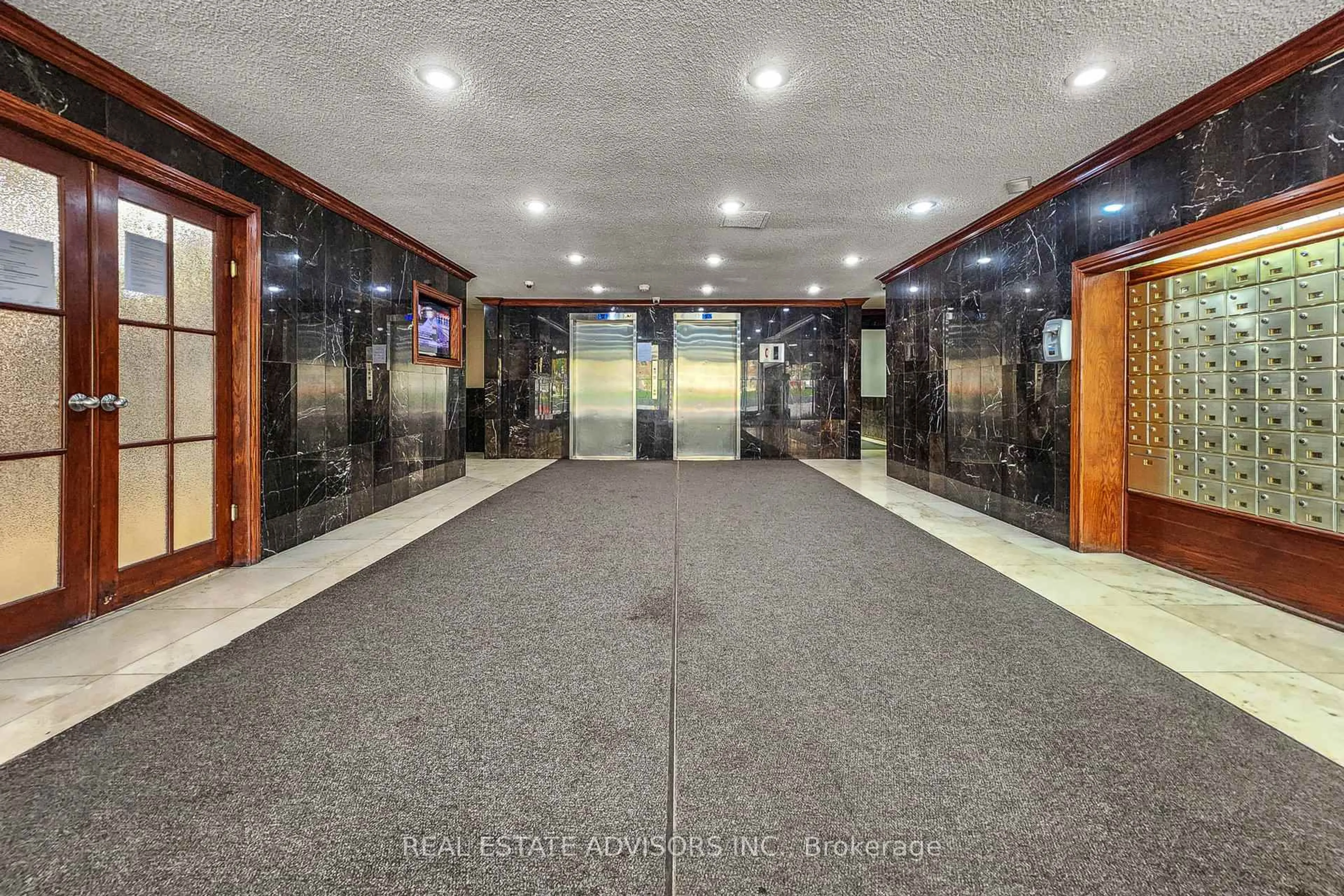 Indoor foyer for 10 Tobermory Dr #705, Toronto Ontario M3N 2Y5