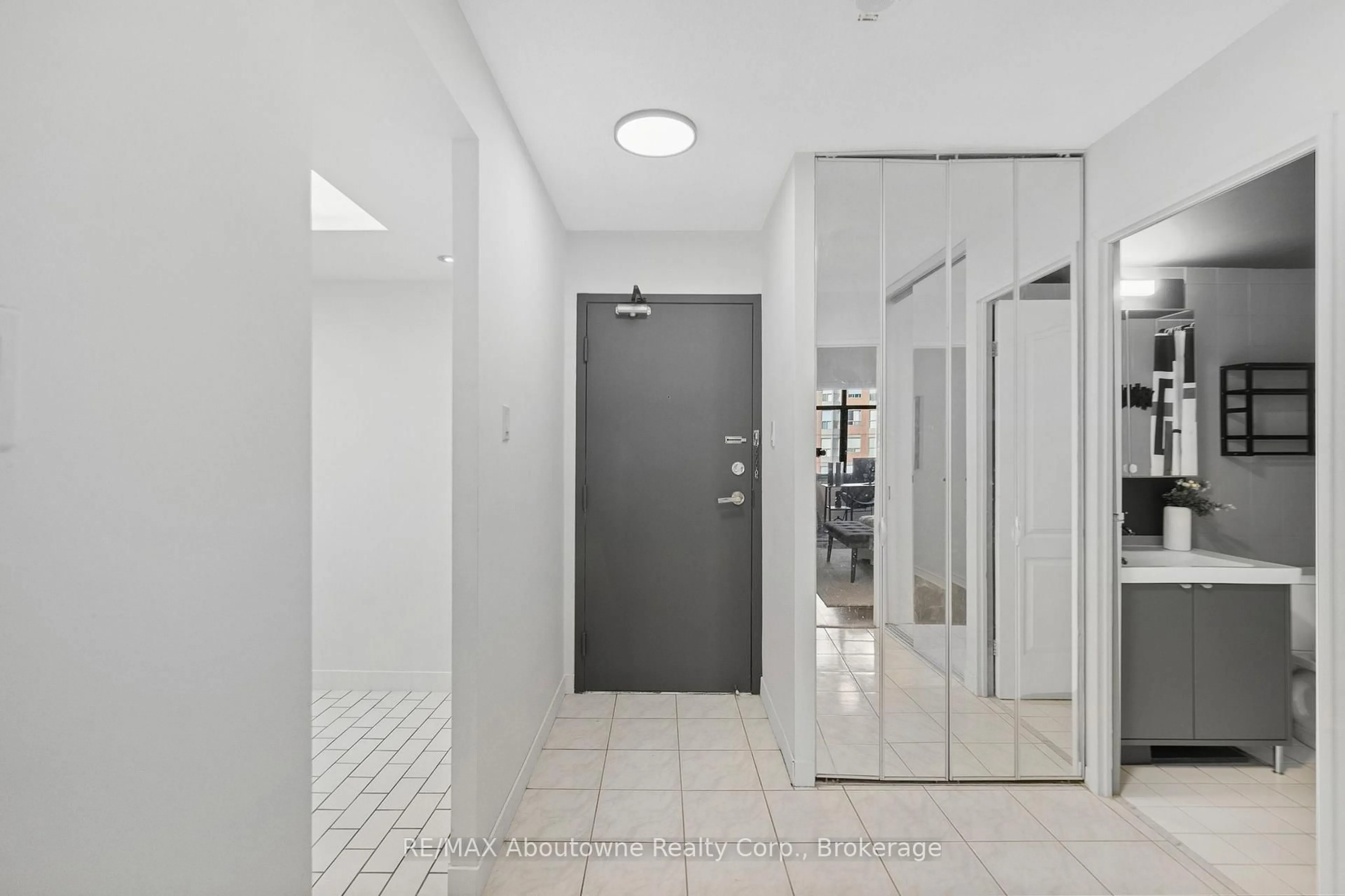 Indoor entryway for 300 Webb Dr #1108, Mississauga Ontario L5B 3W3