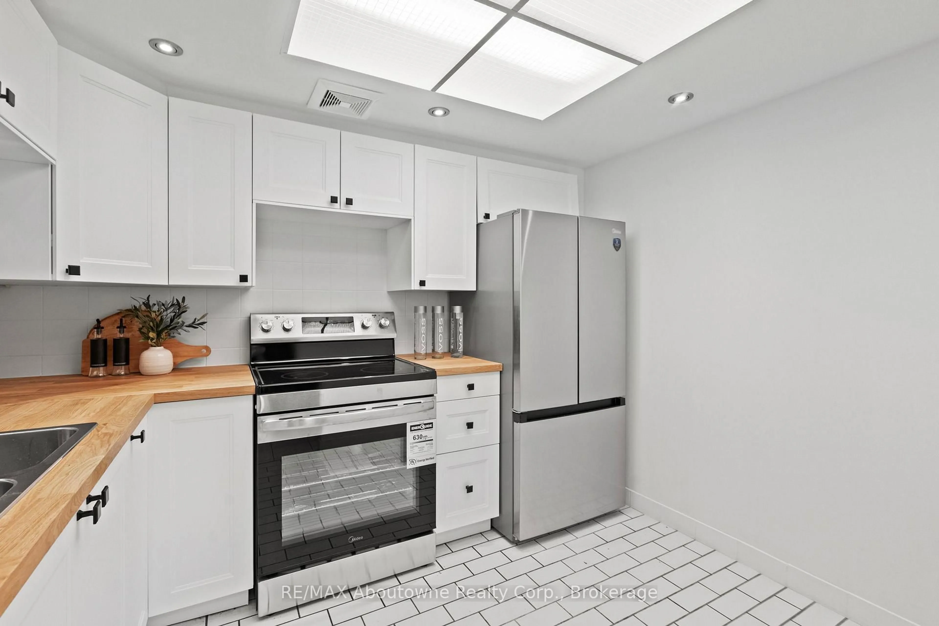 Standard kitchen, ceramic/tile floor for 300 Webb Dr #1108, Mississauga Ontario L5B 3W3