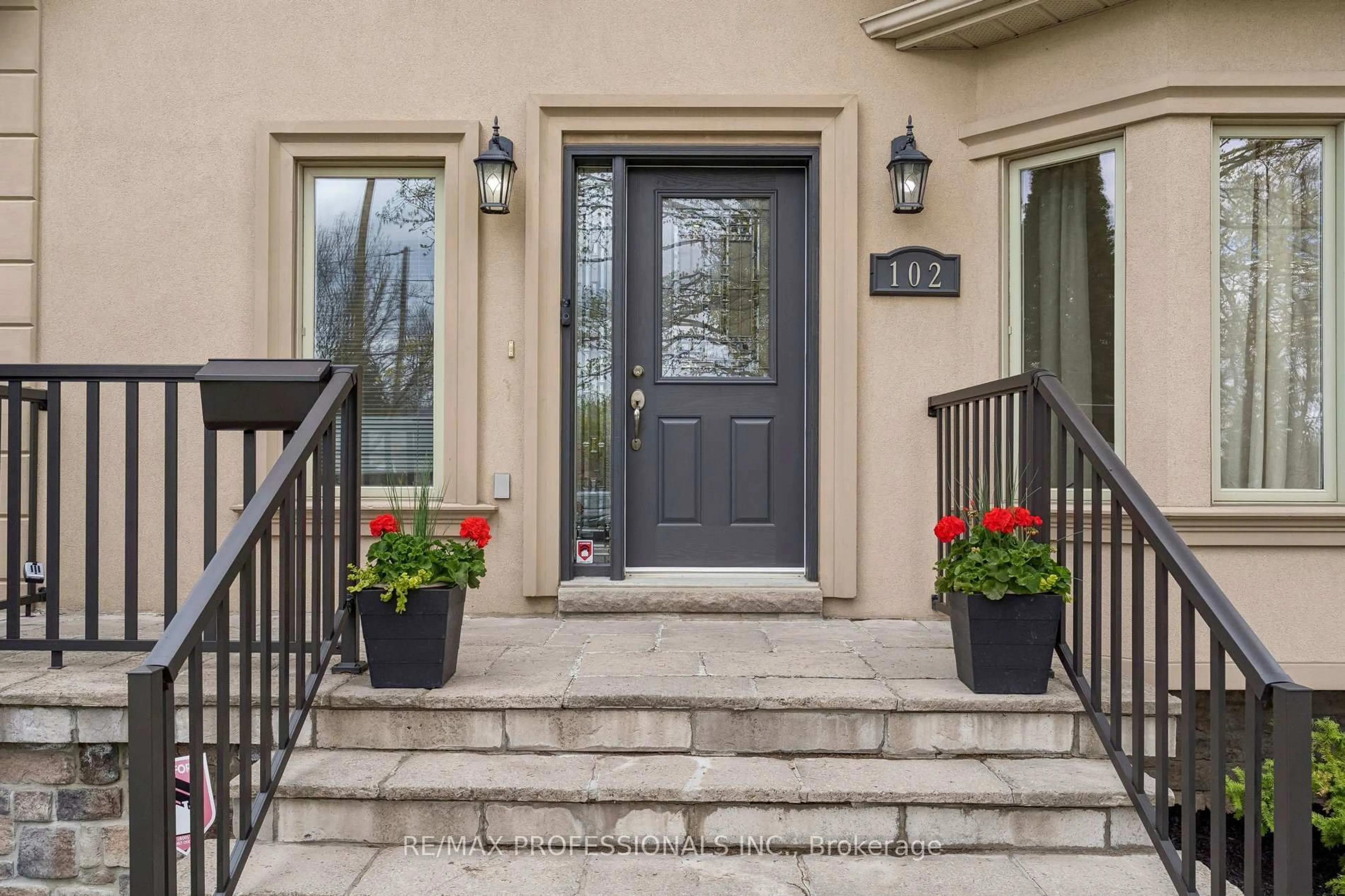 Indoor entryway for 102 North Carson St, Toronto Ontario M8W 4V5