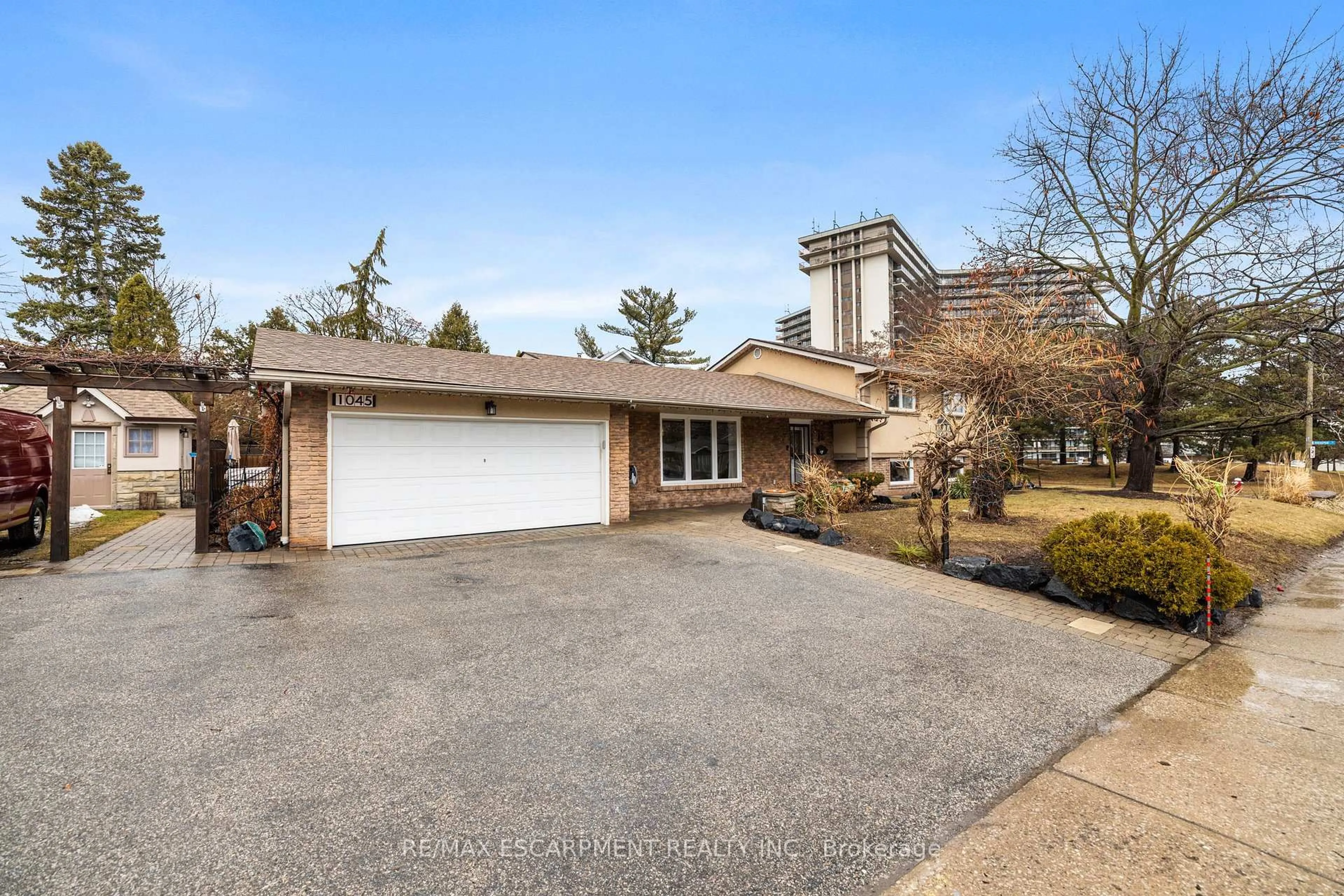 Home with brick exterior material, street for 1045 BLOOR St, Mississauga Ontario L4Y 2N3